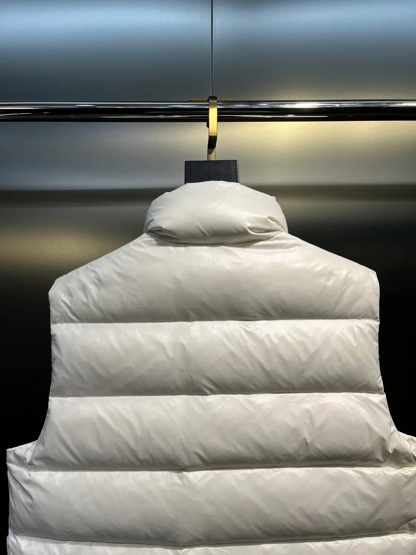 P490 moncler🌟Down vest Original customized hardware accessories are all imported and original customized. Welcome to compare. Absolutely high quality. Made of top-grade 95 white duck down. Super soft. Filled with fluffy and full feathers. Super heavy-duty. Fabric workmanship and perfect pattern. Note that the fabric is super comfortable. Exclusive model. Non-market product. Same style for men and women. Size: 123456
