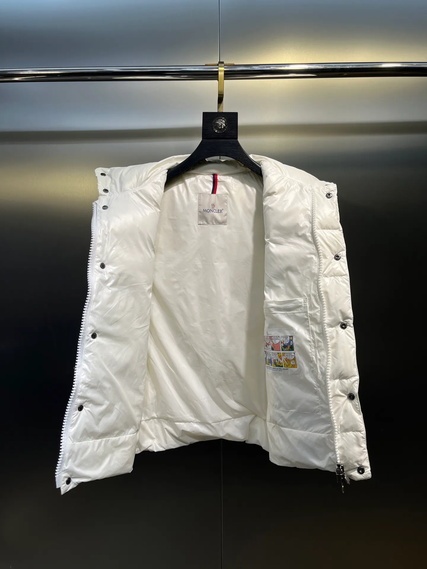 P490 moncler🌟Down vest Original customized hardware accessories are all imported and original customized. Welcome to compare. Absolutely high quality. Made of top-grade 95 white duck down. Super soft. Filled with fluffy and full feathers. Super heavy-duty. Fabric workmanship and perfect pattern. Note that the fabric is super comfortable. Exclusive model. Non-market product. Same style for men and women. Size: 123456