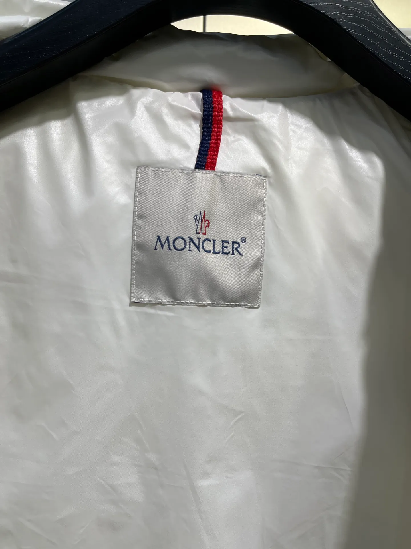 P490 moncler🌟Down vest Original customized hardware accessories are all imported and original customized. Welcome to compare. Absolutely high quality. Made of top-grade 95 white duck down. Super soft. Filled with fluffy and full feathers. Super heavy-duty. Fabric workmanship and perfect pattern. Note that the fabric is super comfortable. Exclusive model. Non-market product. Same style for men and women. Size: 123456