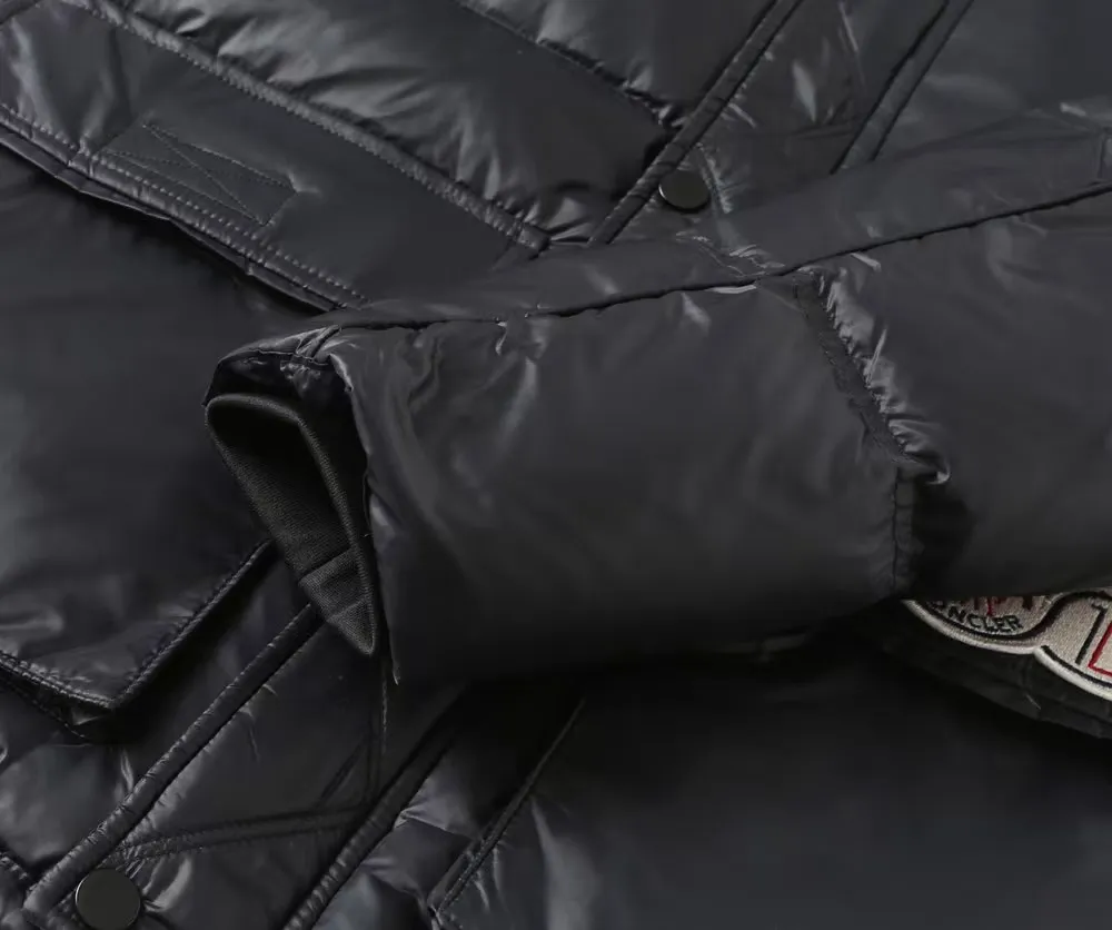 P1040 MONCLER/Mask "Official website's same classic double patchwork embroidered small label splicing pocket" Hooded down jacket - Fabric: National standard 90 white duck down jacket, made of polyester fiber fabric. Comfortable and warm, perfect appearance, good bulk recovery after compression, heat-containing warmth, complete three standards, original fabric, official same style, different from ordinary version on the market - Color: black - Size: M L XL XXL XXL XXXL - Purchase the original mold and create it with a full set of customized accessories. Details determine success or failure.  - Accessories: The original accessories are complete with one to one and three standards, os off-shoulder version, same style for men and women, official website quality - no gender distinction, same style for men and women