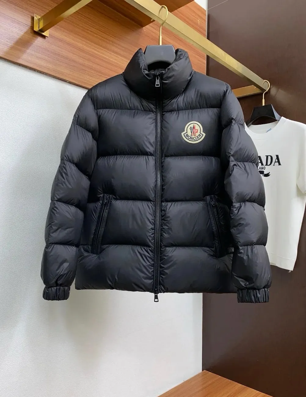 P560 Moncler/Mongolian citala series classic down jacket with large logo. Original 1:1 version. The upper body effect is absolutely explosive. The Moncler down jacket is really different. It is light and warm to wear. This haze blue color is very beautiful. It looks sky blue when viewed outdoors. Indoors, it is a darker haze blue. It matches you with fashion and personality.