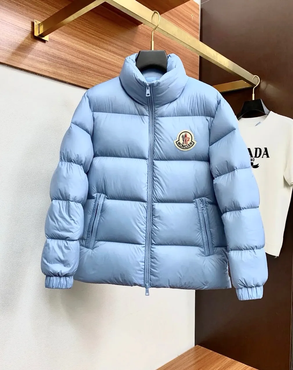 P560 Moncler/Mongolian citala series classic down jacket with large logo. Original 1:1 version. The upper body effect is absolutely explosive. The Moncler down jacket is really different. It is light and warm to wear. This haze blue color is very beautiful. It looks sky blue when viewed outdoors. Indoors, it is a darker haze blue. It matches you with fashion and personality.