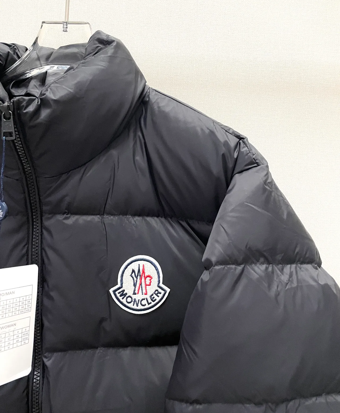 P560 Moncler/Mongolian citala series classic down jacket with large logo. Original 1:1 version. The upper body effect is absolutely explosive. The Moncler down jacket is really different. It is light and warm to wear. This haze blue color is very beautiful. It looks sky blue when viewed outdoors. Indoors, it is a darker haze blue. It matches you with fashion and personality.
