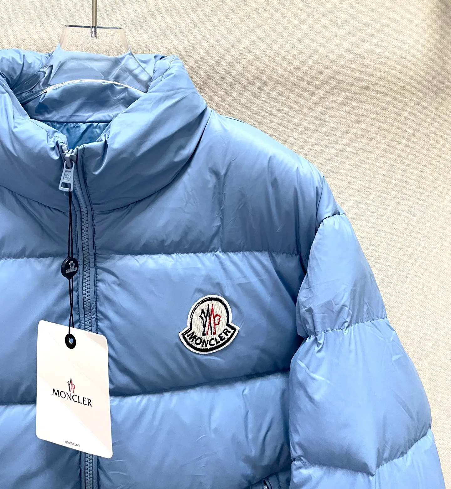 P560 Moncler/Mongolian citala series classic down jacket with large logo. Original 1:1 version. The upper body effect is absolutely explosive. The Moncler down jacket is really different. It is light and warm to wear. This haze blue color is very beautiful. It looks sky blue when viewed outdoors. Indoors, it is a darker haze blue. It matches you with fashion and personality.