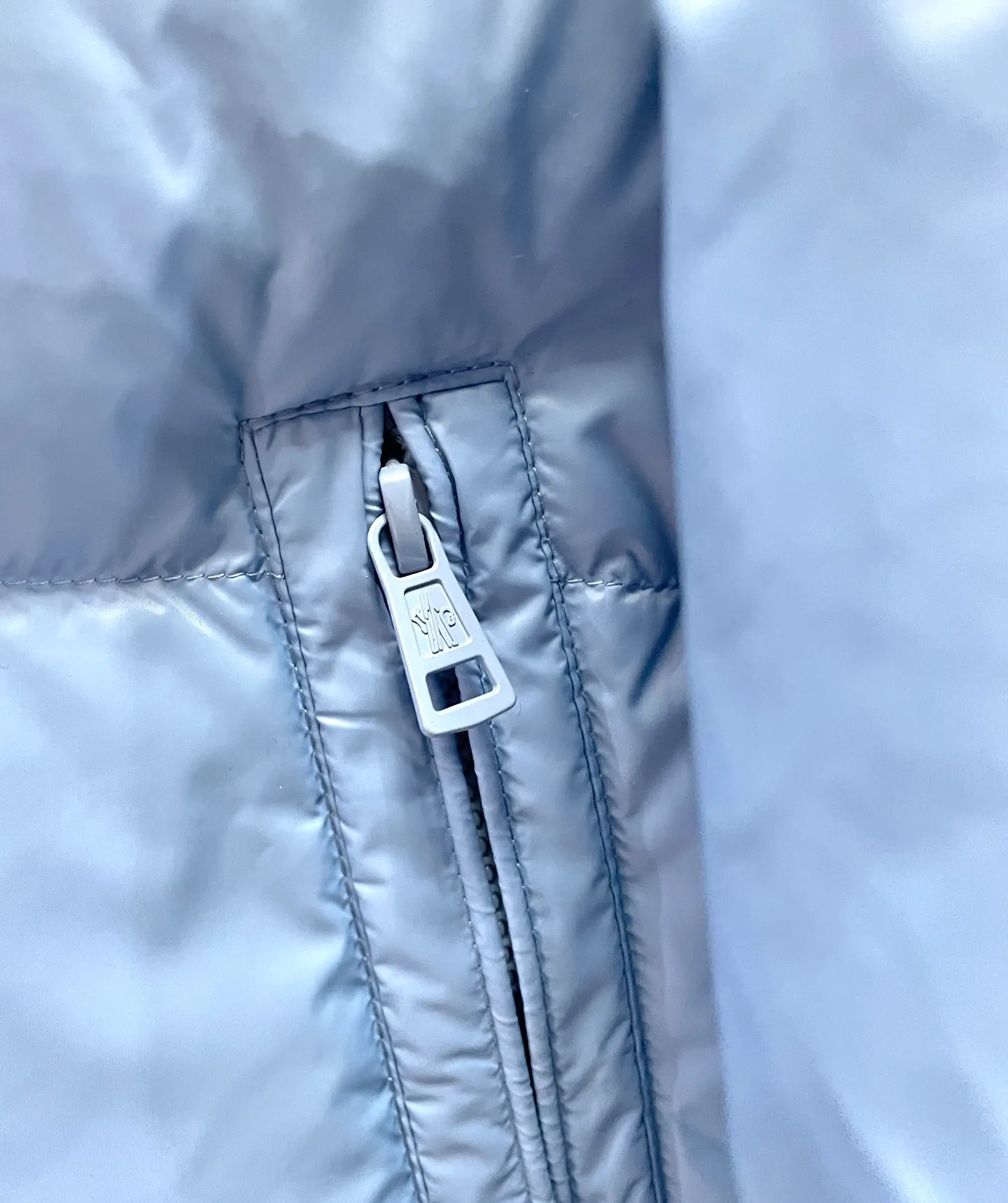 P560 Moncler/Mongolian citala series classic down jacket with large logo. Original 1:1 version. The upper body effect is absolutely explosive. The Moncler down jacket is really different. It is light and warm to wear. This haze blue color is very beautiful. It looks sky blue when viewed outdoors. Indoors, it is a darker haze blue. It matches you with fashion and personality.