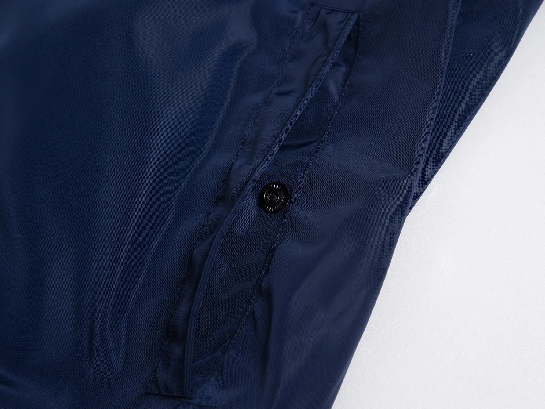 P520 ZP version) -Moncler's official website classic model is new. The letter jacquard windbreaker jacket is the same for men and women. -YB molded fabric details are the same. A full set of accessories are customized. Different from the market currency. Welcome to compare. -Color: black, white, royal blue, military green. -Code number 1 2 3 4 5