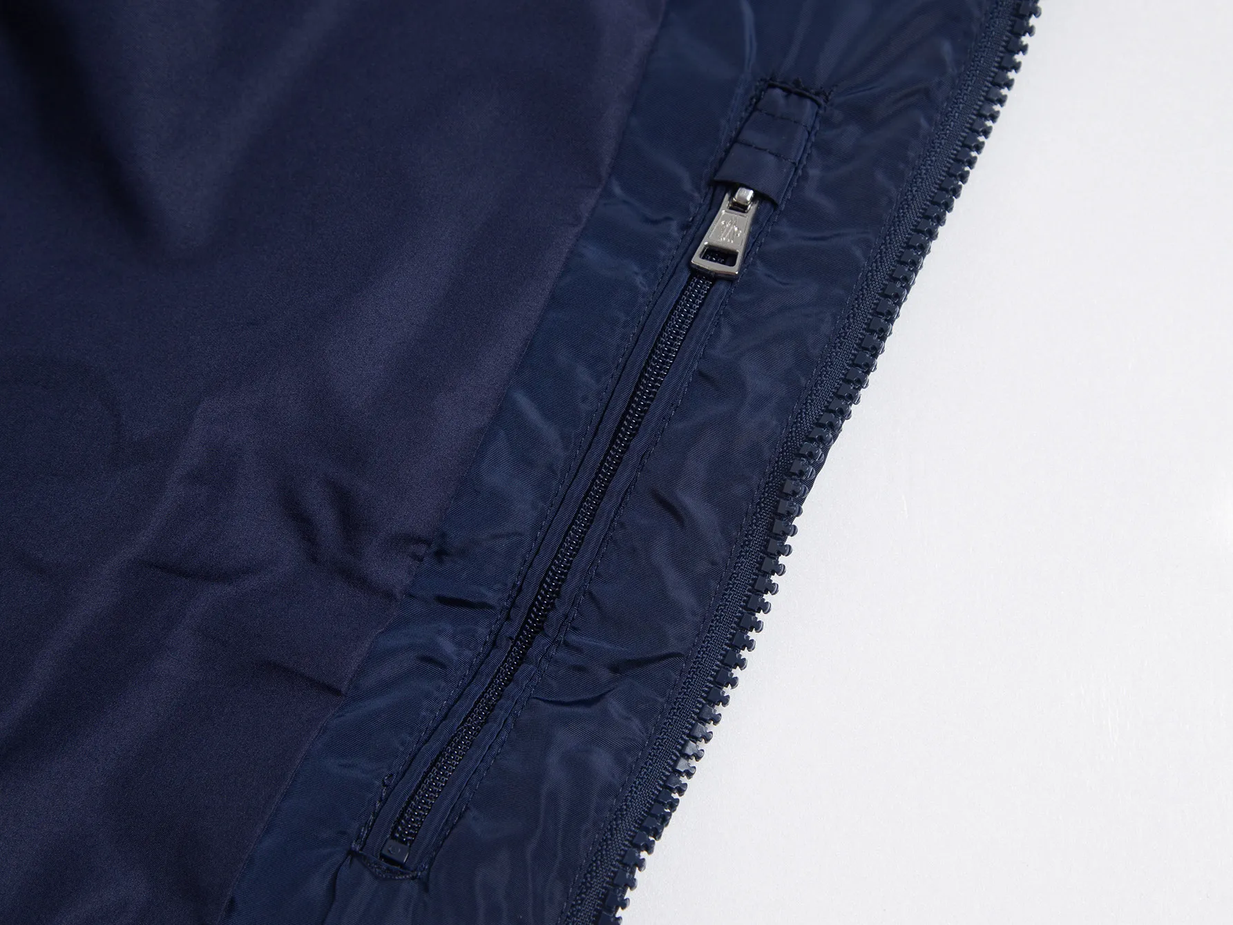 P520 ZP version) -Moncler's official website classic model is new. The letter jacquard windbreaker jacket is the same for men and women. -YB molded fabric details are the same. A full set of accessories are customized. Different from the market currency. Welcome to compare. -Color: black, white, royal blue, military green. -Code number 1 2 3 4 5