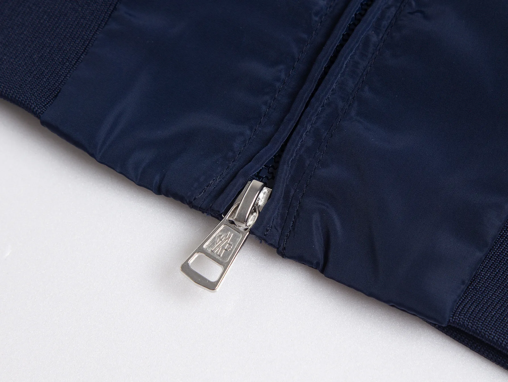 P520 ZP version) -Moncler's official website classic model is new. The letter jacquard windbreaker jacket is the same for men and women. -YB molded fabric details are the same. A full set of accessories are customized. Different from the market currency. Welcome to compare. -Color: black, white, royal blue, military green. -Code number 1 2 3 4 5