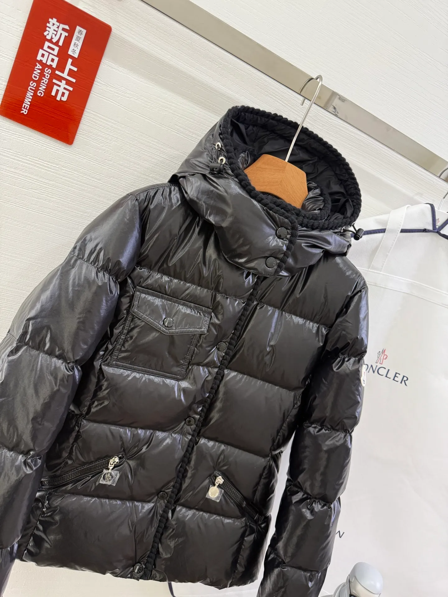 P940 Moncler/Moncler 25 new oil wax leather waisted GLAREIN hooded long-sleeved down jacket for women. Oil wax leather coated new fabric, slim design style, warm and slimming, 90% goose down filling, molded custom hardware. Color: red, white, blue, black Code number: 1-2-3-4