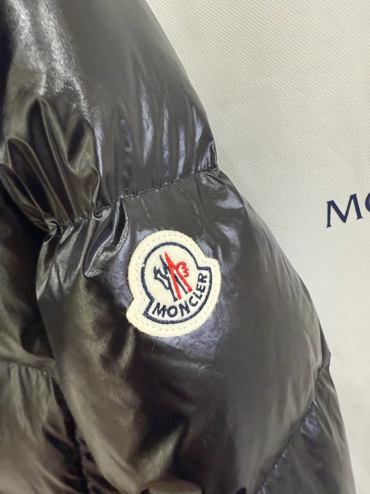 P940 Moncler/Moncler 25 new oil wax leather waisted GLAREIN hooded long-sleeved down jacket for women. Oil wax leather coated new fabric, slim design style, warm and slimming, 90% goose down filling, molded custom hardware. Color: red, white, blue, black Code number: 1-2-3-4