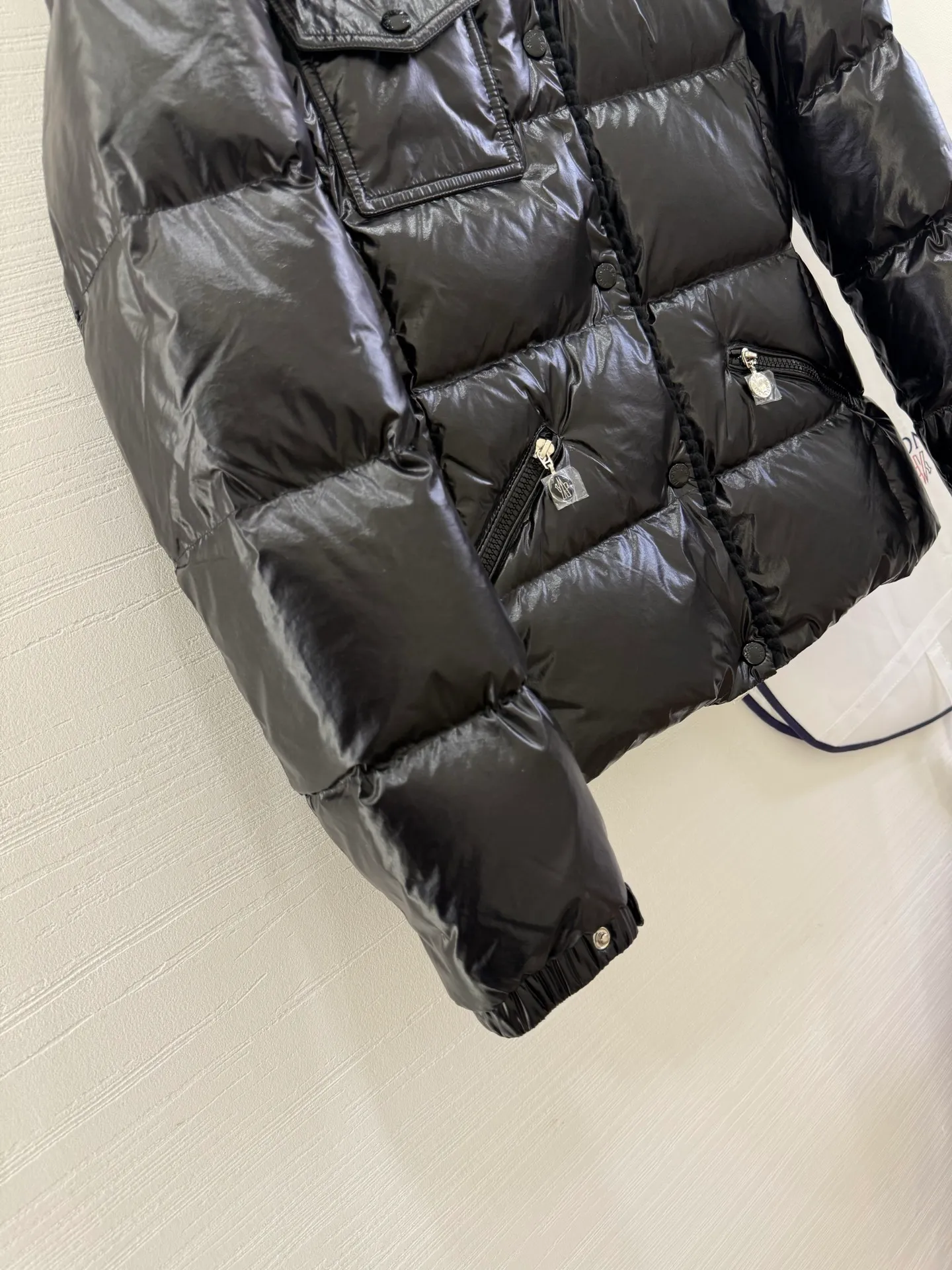 P940 Moncler/Moncler 25 new oil wax leather waisted GLAREIN hooded long-sleeved down jacket for women. Oil wax leather coated new fabric, slim design style, warm and slimming, 90% goose down filling, molded custom hardware. Color: red, white, blue, black Code number: 1-2-3-4