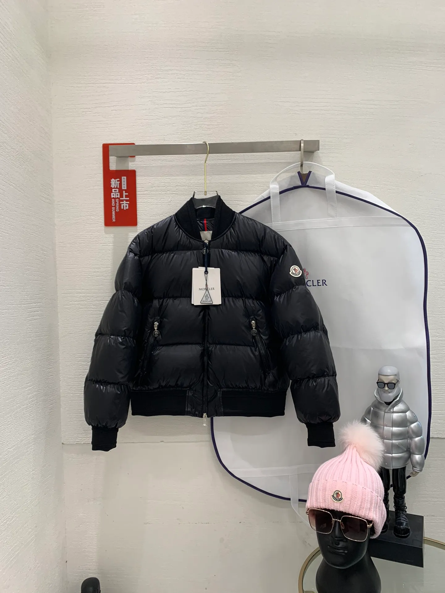 P640 Moncler Women's Merlat Quilted Soft Shell Fabric Down Bomber Jacket, the same style as Jolin Tsai, there are many purchasing agents, it is a very popular style, highly recommended. New products for early autumn: Merlat women's down jacket and bomber jacket. The Merlat women's down bomber jacket plays with clever colors and has a fashionable and energetic design to interpret the campus sports style. The Merlat down jacket features a new bomber jacket design, inspired by the American school wear of the 1960s. This short down jacket is made of longue saison fabric, which is both lightweight and warm. This padded bomber jacket comes in a pop of color that's easy to pair with monochromatic or color-blocked looks. Made of longue saison fabric Longue saison lining Filled with down Rib knit collar and cuffs Zipper closure Zippered pockets Fabric: 100% nylon; Lining: 100% nylon; Filling Down content: 90% white goose down; Except for trim;