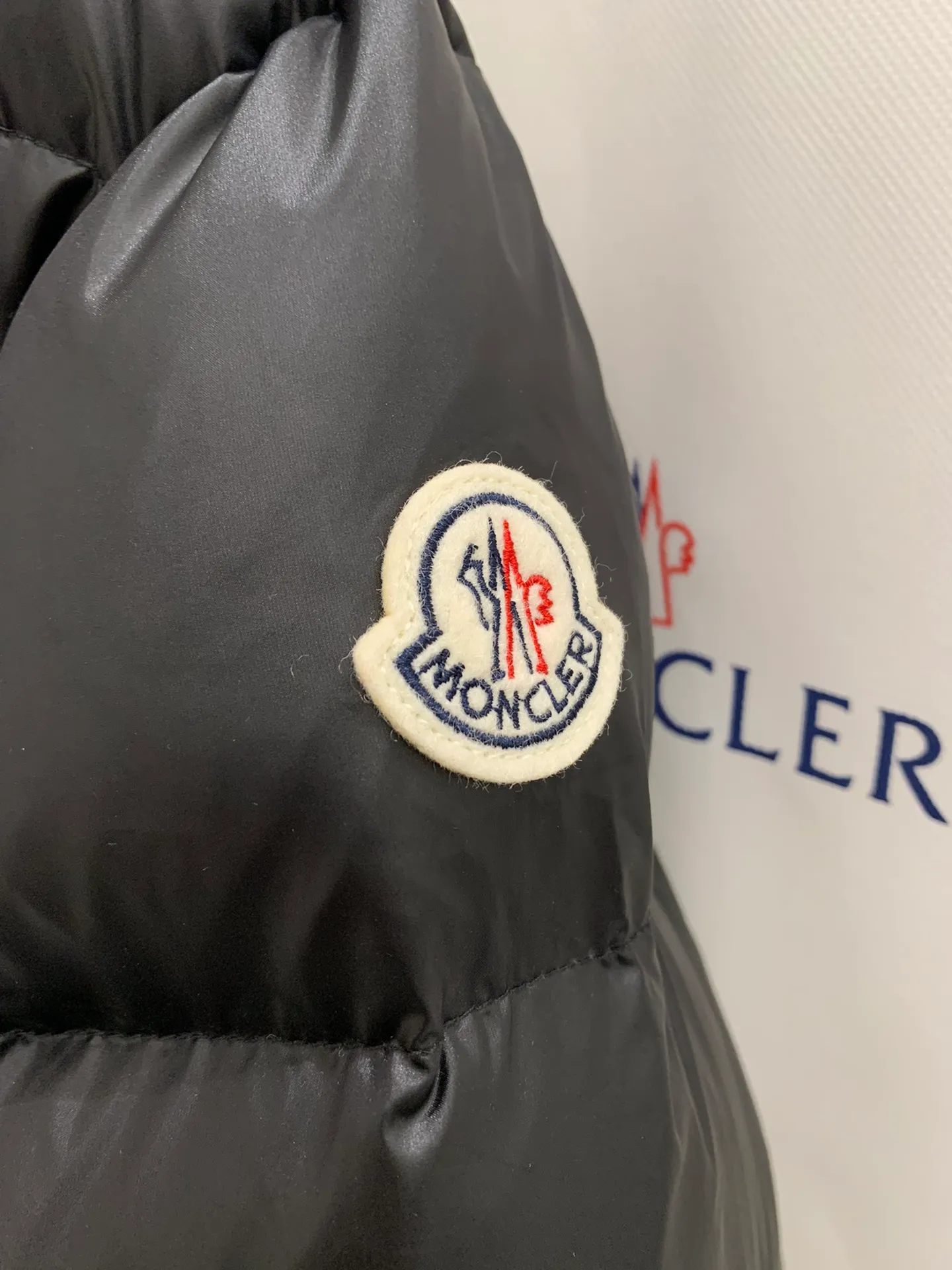 P640 Moncler Women's Merlat Quilted Soft Shell Fabric Down Bomber Jacket, the same style as Jolin Tsai, there are many purchasing agents, it is a very popular style, highly recommended. New products for early autumn: Merlat women's down jacket and bomber jacket. The Merlat women's down bomber jacket plays with clever colors and has a fashionable and energetic design to interpret the campus sports style. The Merlat down jacket features a new bomber jacket design, inspired by the American school wear of the 1960s. This short down jacket is made of longue saison fabric, which is both lightweight and warm. This padded bomber jacket comes in a pop of color that's easy to pair with monochromatic or color-blocked looks. Made of longue saison fabric Longue saison lining Filled with down Rib knit collar and cuffs Zipper closure Zippered pockets Fabric: 100% nylon; Lining: 100% nylon; Filling Down content: 90% white goose down; Except for trim;