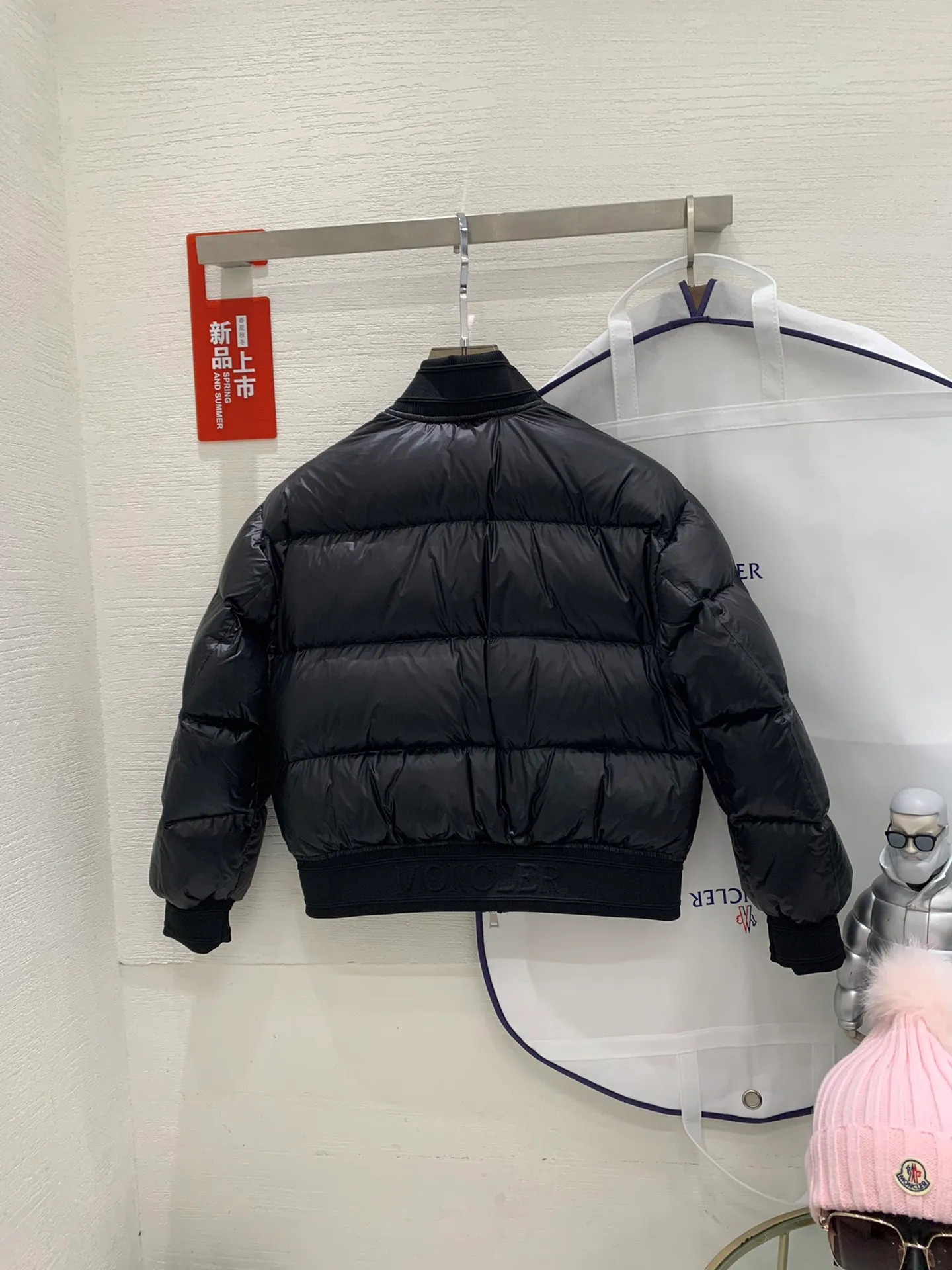 P640 Moncler Women's Merlat Quilted Soft Shell Fabric Down Bomber Jacket, the same style as Jolin Tsai, there are many purchasing agents, it is a very popular style, highly recommended. New products for early autumn: Merlat women's down jacket and bomber jacket. The Merlat women's down bomber jacket plays with clever colors and has a fashionable and energetic design to interpret the campus sports style. The Merlat down jacket features a new bomber jacket design, inspired by the American school wear of the 1960s. This short down jacket is made of longue saison fabric, which is both lightweight and warm. This padded bomber jacket comes in a pop of color that's easy to pair with monochromatic or color-blocked looks. Made of longue saison fabric Longue saison lining Filled with down Rib knit collar and cuffs Zipper closure Zippered pockets Fabric: 100% nylon; Lining: 100% nylon; Filling Down content: 90% white goose down; Except for trim;