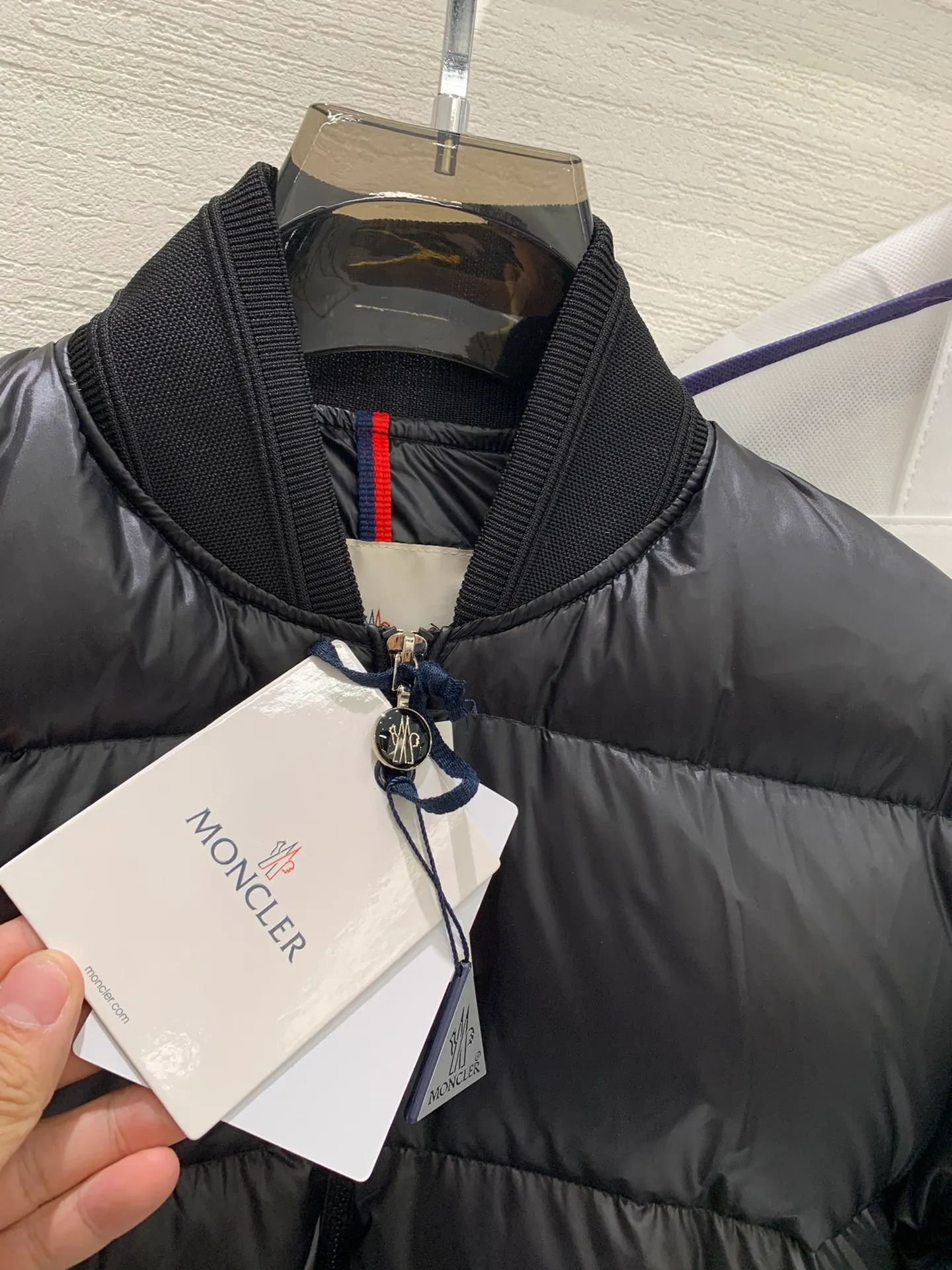 P640 Moncler Women's Merlat Quilted Soft Shell Fabric Down Bomber Jacket, the same style as Jolin Tsai, there are many purchasing agents, it is a very popular style, highly recommended. New products for early autumn: Merlat women's down jacket and bomber jacket. The Merlat women's down bomber jacket plays with clever colors and has a fashionable and energetic design to interpret the campus sports style. The Merlat down jacket features a new bomber jacket design, inspired by the American school wear of the 1960s. This short down jacket is made of longue saison fabric, which is both lightweight and warm. This padded bomber jacket comes in a pop of color that's easy to pair with monochromatic or color-blocked looks. Made of longue saison fabric Longue saison lining Filled with down Rib knit collar and cuffs Zipper closure Zippered pockets Fabric: 100% nylon; Lining: 100% nylon; Filling Down content: 90% white goose down; Except for trim;