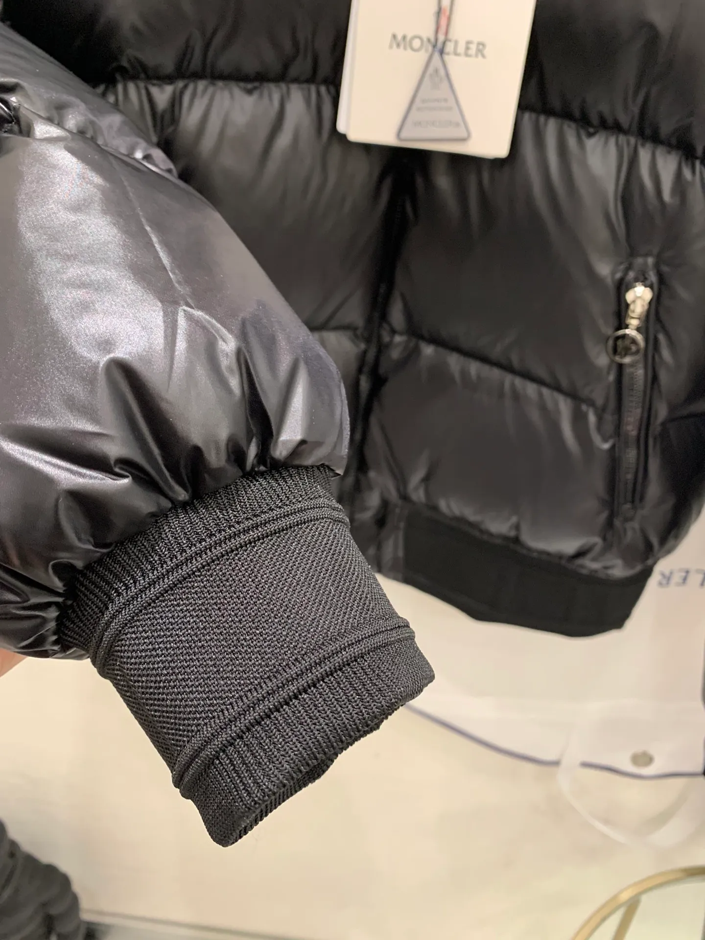 P640 Moncler Women's Merlat Quilted Soft Shell Fabric Down Bomber Jacket, the same style as Jolin Tsai, there are many purchasing agents, it is a very popular style, highly recommended. New products for early autumn: Merlat women's down jacket and bomber jacket. The Merlat women's down bomber jacket plays with clever colors and has a fashionable and energetic design to interpret the campus sports style. The Merlat down jacket features a new bomber jacket design, inspired by the American school wear of the 1960s. This short down jacket is made of longue saison fabric, which is both lightweight and warm. This padded bomber jacket comes in a pop of color that's easy to pair with monochromatic or color-blocked looks. Made of longue saison fabric Longue saison lining Filled with down Rib knit collar and cuffs Zipper closure Zippered pockets Fabric: 100% nylon; Lining: 100% nylon; Filling Down content: 90% white goose down; Except for trim;
