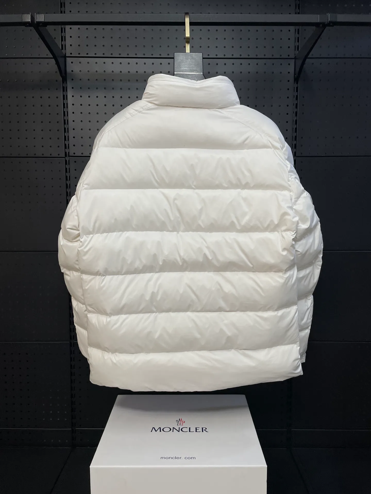 P840 ️🆕❤️2️⃣0️⃣2️⃣4️⃣🆕Premium down⬆️Moncler Solayan men's tri-color trimmed short down jacket. Premium goose down filling. The finest, lightest and neatest fabric. Solayan men's short down jacket is decorated with seasonal iconic stripe details, blending sportsmanship and timeless style.  The Solayan down jacket is made of micro chic fabric and has a tough square shape design, highlighting Moncler's sporty spirit. This cropped down jacket features tricolor stripes on the sleeves, a seasonal take on the brand's signature. Comes with a practical pull-out hood. Details •Made from micro chic nylon fabric •Micro chic nylon lining •Down filled •Pull-out hood •Zip closure •Zip pockets •Adjustable cuffs •Elastic drawstring hem •Tri-color trim on sleeves Size: 1-5 Color: White Dark Brown Black