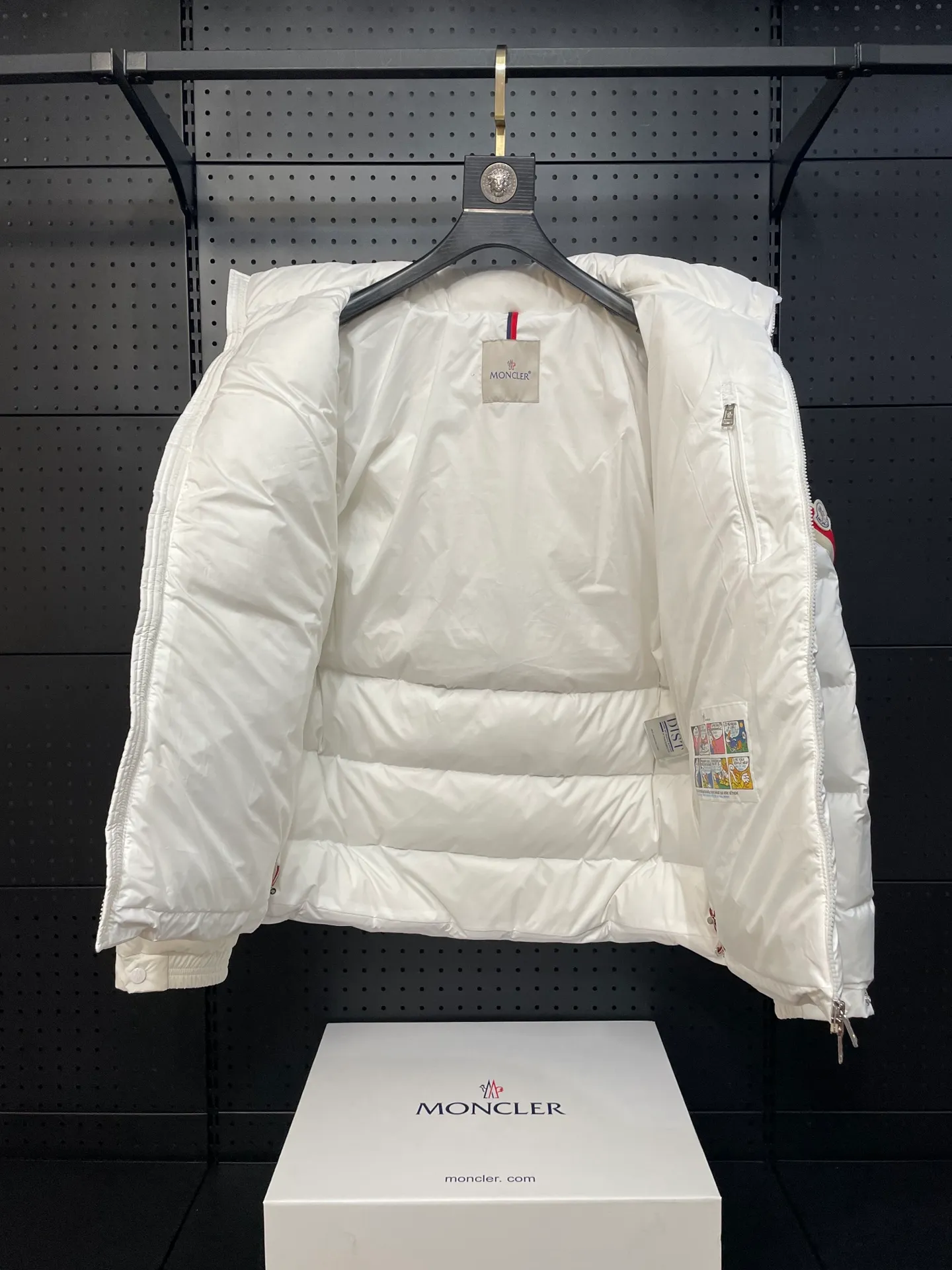P840 ️🆕❤️2️⃣0️⃣2️⃣4️⃣🆕Premium down⬆️Moncler Solayan men's tri-color trimmed short down jacket. Premium goose down filling. The finest, lightest and neatest fabric. Solayan men's short down jacket is decorated with seasonal iconic stripe details, blending sportsmanship and timeless style.  The Solayan down jacket is made of micro chic fabric and has a tough square shape design, highlighting Moncler's sporty spirit. This cropped down jacket features tricolor stripes on the sleeves, a seasonal take on the brand's signature. Comes with a practical pull-out hood. Details •Made from micro chic nylon fabric •Micro chic nylon lining •Down filled •Pull-out hood •Zip closure •Zip pockets •Adjustable cuffs •Elastic drawstring hem •Tri-color trim on sleeves Size: 1-5 Color: White Dark Brown Black