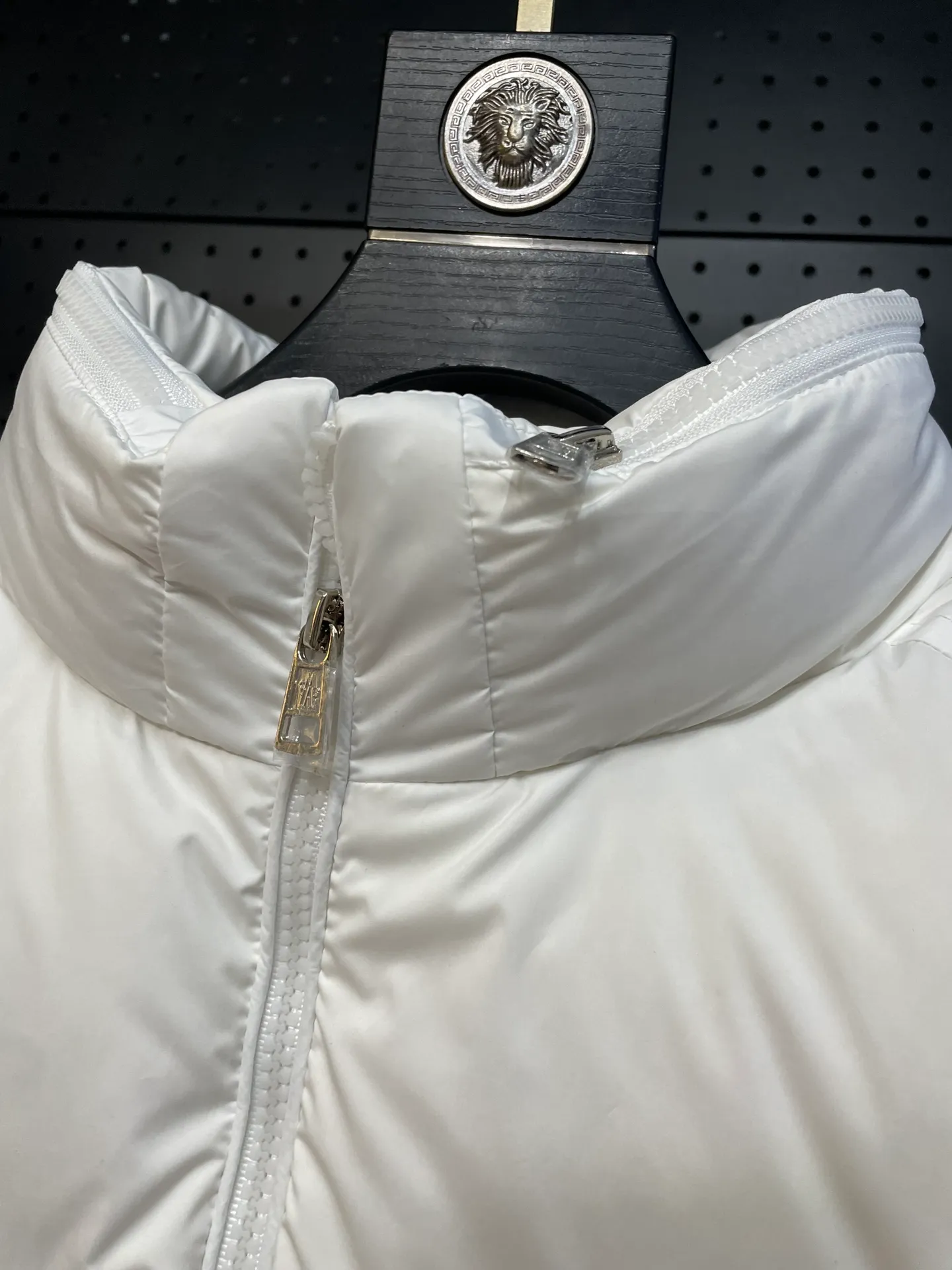 P840 ️🆕❤️2️⃣0️⃣2️⃣4️⃣🆕Premium down⬆️Moncler Solayan men's tri-color trimmed short down jacket. Premium goose down filling. The finest, lightest and neatest fabric. Solayan men's short down jacket is decorated with seasonal iconic stripe details, blending sportsmanship and timeless style.  The Solayan down jacket is made of micro chic fabric and has a tough square shape design, highlighting Moncler's sporty spirit. This cropped down jacket features tricolor stripes on the sleeves, a seasonal take on the brand's signature. Comes with a practical pull-out hood. Details •Made from micro chic nylon fabric •Micro chic nylon lining •Down filled •Pull-out hood •Zip closure •Zip pockets •Adjustable cuffs •Elastic drawstring hem •Tri-color trim on sleeves Size: 1-5 Color: White Dark Brown Black