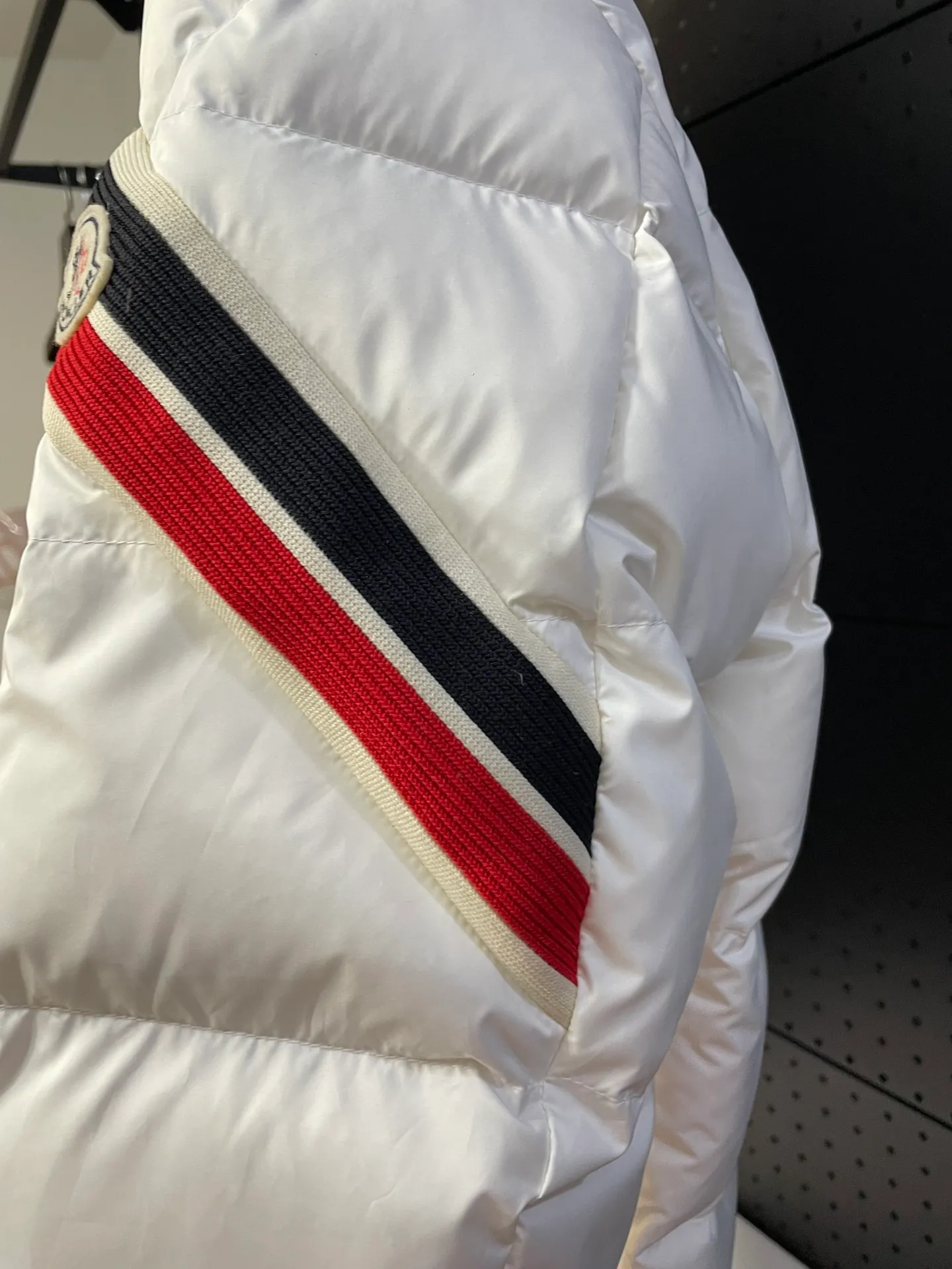 P840 ️🆕❤️2️⃣0️⃣2️⃣4️⃣🆕Premium down⬆️Moncler Solayan men's tri-color trimmed short down jacket. Premium goose down filling. The finest, lightest and neatest fabric. Solayan men's short down jacket is decorated with seasonal iconic stripe details, blending sportsmanship and timeless style.  The Solayan down jacket is made of micro chic fabric and has a tough square shape design, highlighting Moncler's sporty spirit. This cropped down jacket features tricolor stripes on the sleeves, a seasonal take on the brand's signature. Comes with a practical pull-out hood. Details •Made from micro chic nylon fabric •Micro chic nylon lining •Down filled •Pull-out hood •Zip closure •Zip pockets •Adjustable cuffs •Elastic drawstring hem •Tri-color trim on sleeves Size: 1-5 Color: White Dark Brown Black