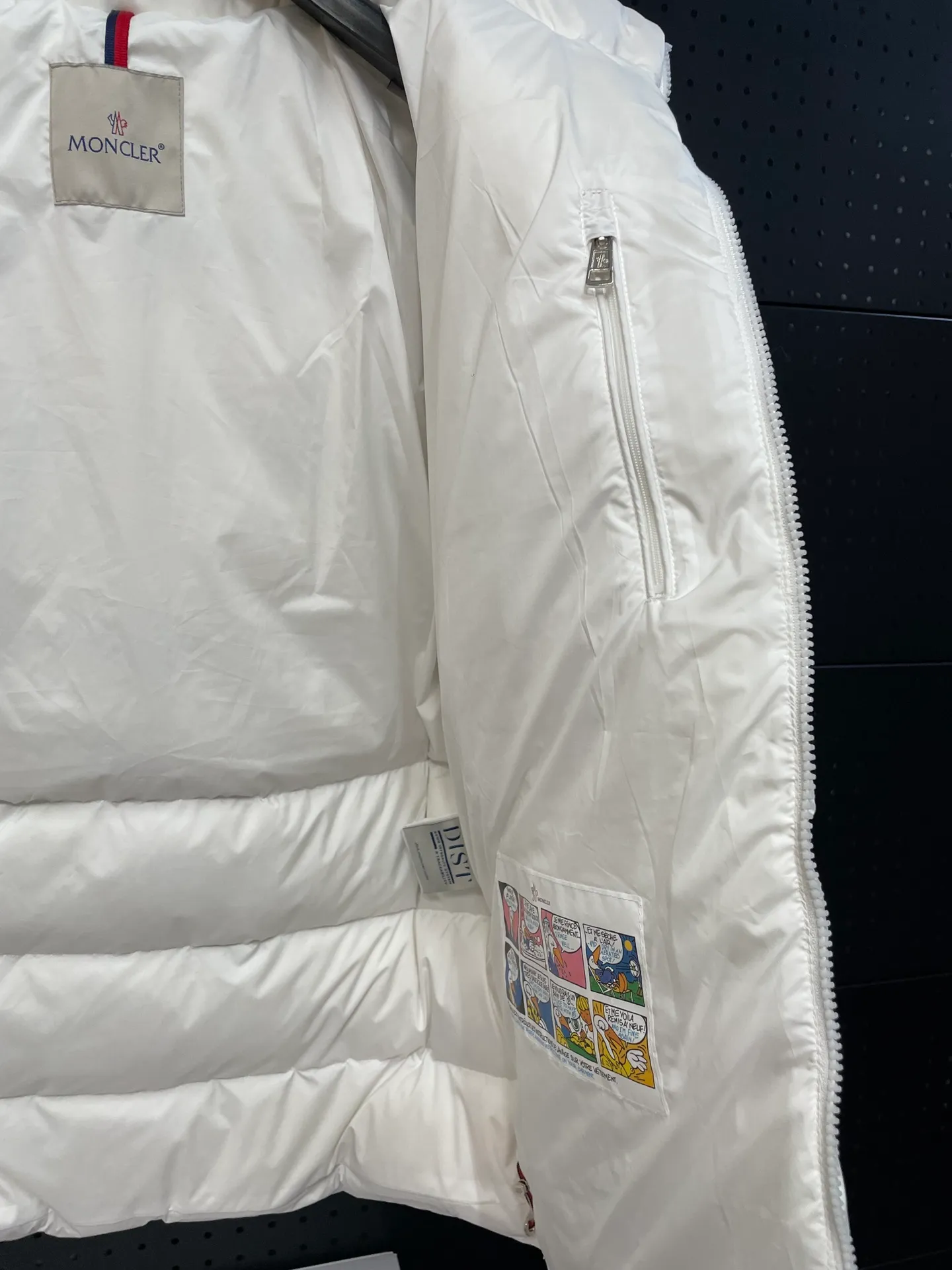 P840 ️🆕❤️2️⃣0️⃣2️⃣4️⃣🆕Premium down⬆️Moncler Solayan men's tri-color trimmed short down jacket. Premium goose down filling. The finest, lightest and neatest fabric. Solayan men's short down jacket is decorated with seasonal iconic stripe details, blending sportsmanship and timeless style.  The Solayan down jacket is made of micro chic fabric and has a tough square shape design, highlighting Moncler's sporty spirit. This cropped down jacket features tricolor stripes on the sleeves, a seasonal take on the brand's signature. Comes with a practical pull-out hood. Details •Made from micro chic nylon fabric •Micro chic nylon lining •Down filled •Pull-out hood •Zip closure •Zip pockets •Adjustable cuffs •Elastic drawstring hem •Tri-color trim on sleeves Size: 1-5 Color: White Dark Brown Black