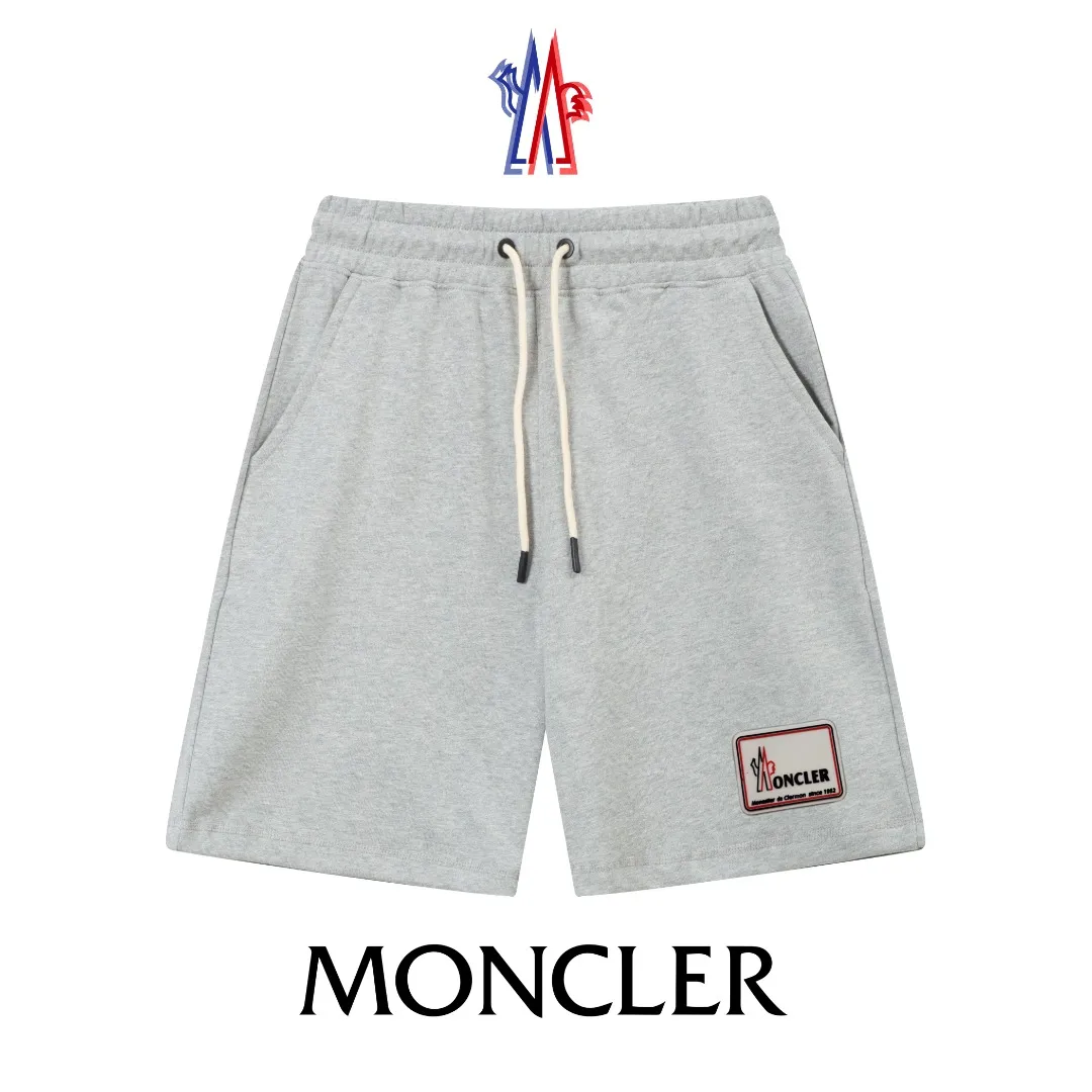 P230 (top version, currency difference) ✨Moncler/Moncler SS show style Slim-fitting lines and simple printed letter Logo trendy shorts for men and women Compatible with all body shapes Black and white drawstring design on the waist elastic band Customized drawstring pockets with diagonal pocket design on both sides There is also a small pocket on the back Color: black gray Size S-XL