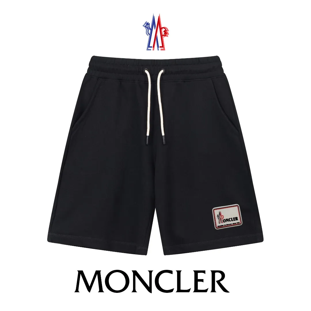 P230 (top version, currency difference) ✨Moncler/Moncler SS show style Slim-fitting lines and simple printed letter Logo trendy shorts for men and women Compatible with all body shapes Black and white drawstring design on the waist elastic band Customized drawstring pockets with diagonal pocket design on both sides There is also a small pocket on the back Color: black gray Size S-XL