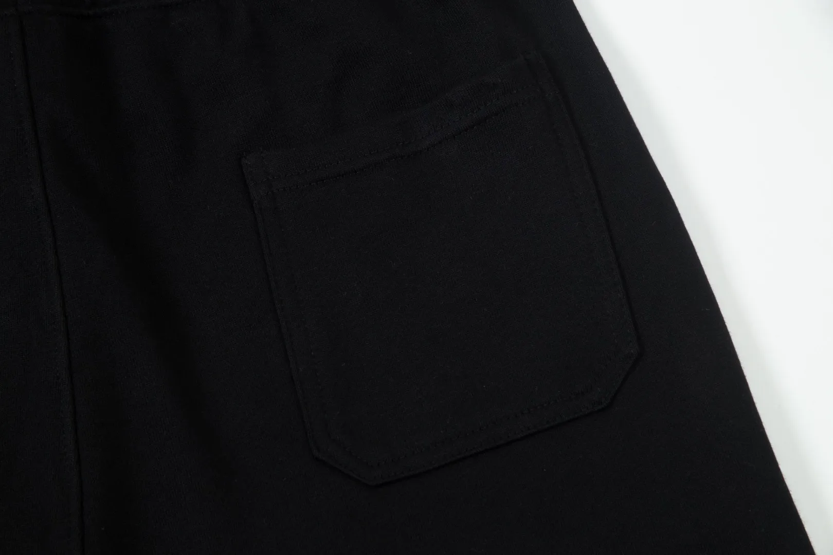 P230 (top version, currency difference) ✨Moncler/Moncler SS show style Slim-fitting lines and simple printed letter Logo trendy shorts for men and women Compatible with all body shapes Black and white drawstring design on the waist elastic band Customized drawstring pockets with diagonal pocket design on both sides There is also a small pocket on the back Color: black gray Size S-XL