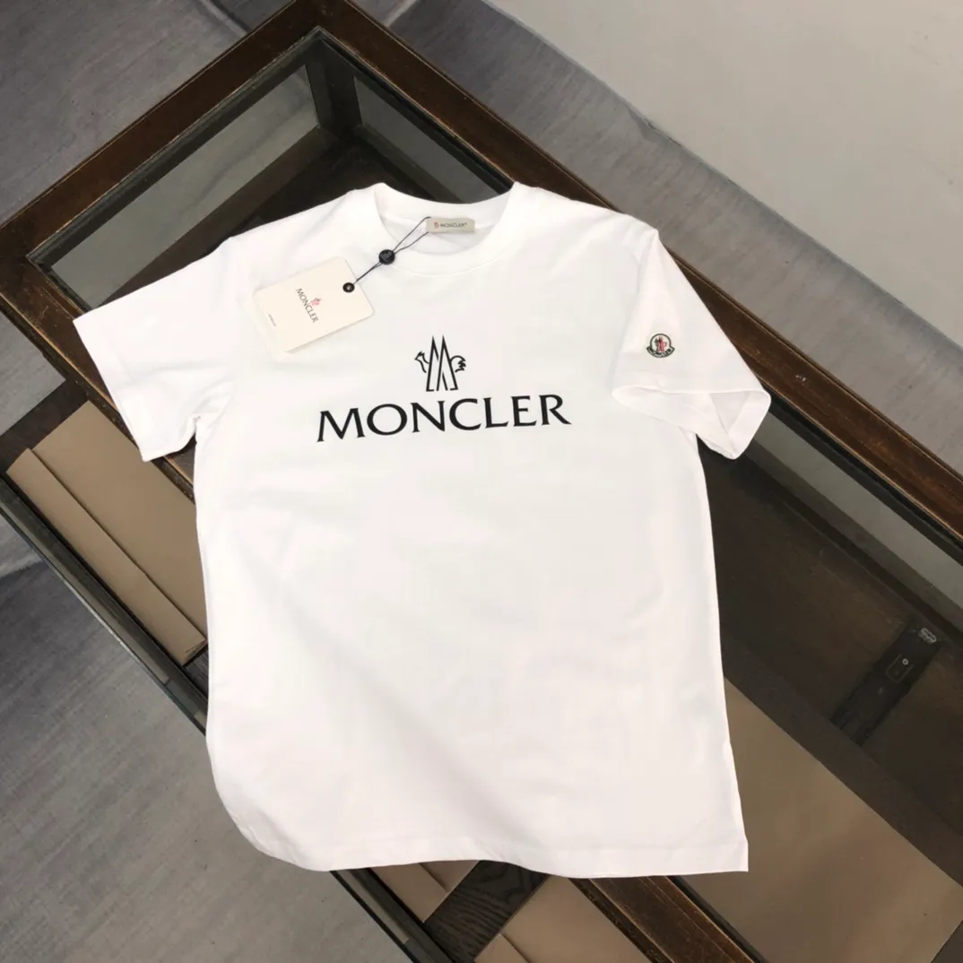 P160 Moncler 2025 new men's round neck short-sleeved couple's T-shirt, new spring and summer product, high quality 🔥🔥Fashionable and versatile, customized imported fabrics, comfortable to wear, breathable, fashionable without losing personality, the upper body is casual and casual, handsome and stylish, showing the temperament of a big brand. All three standards are complete! ! Color: black white gray Size: S-XL (loose fit)