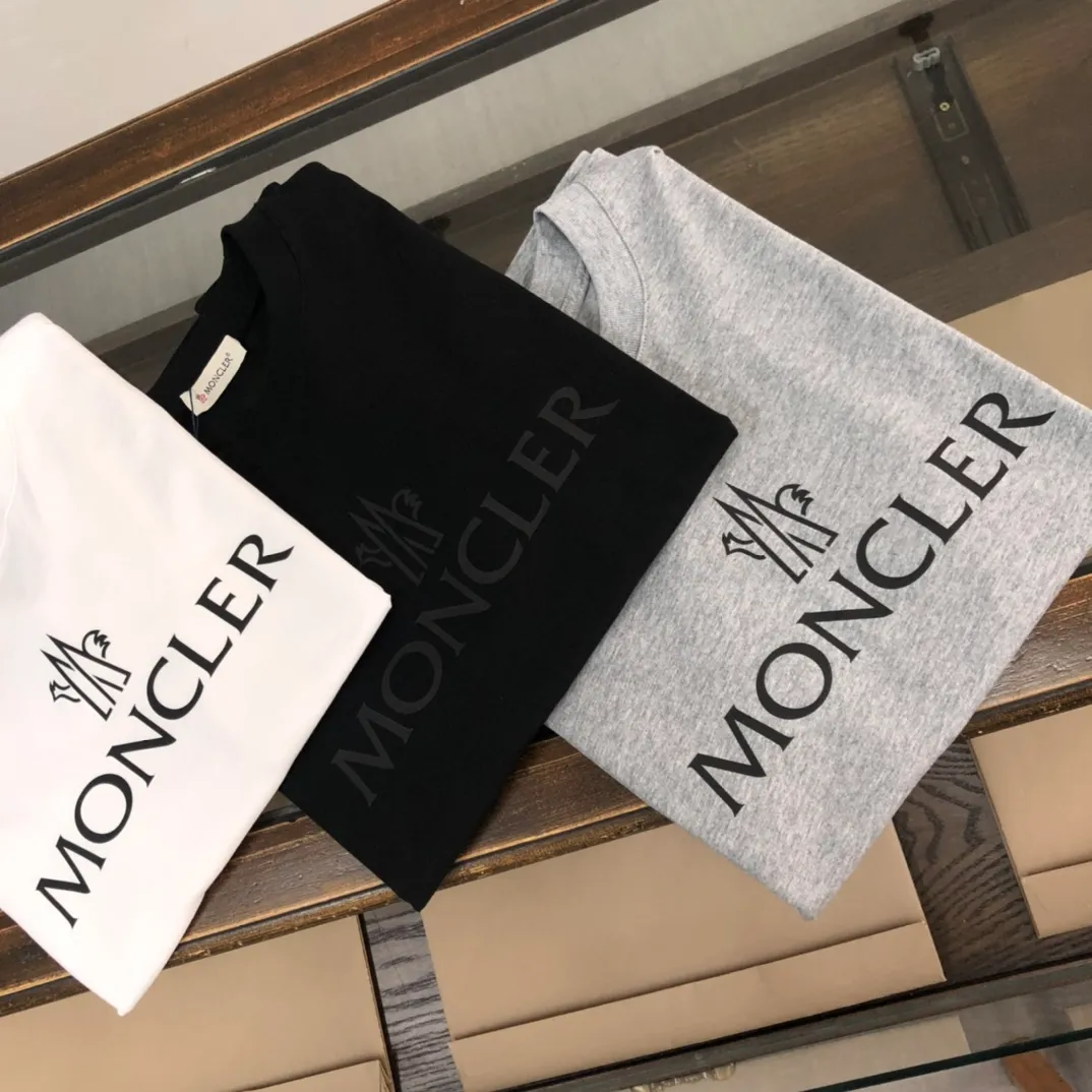 P160 Moncler 2025 new men's round neck short-sleeved couple's T-shirt, new spring and summer product, high quality 🔥🔥Fashionable and versatile, customized imported fabrics, comfortable to wear, breathable, fashionable without losing personality, the upper body is casual and casual, handsome and stylish, showing the temperament of a big brand. All three standards are complete! ! Color: black white gray Size: S-XL (loose fit)