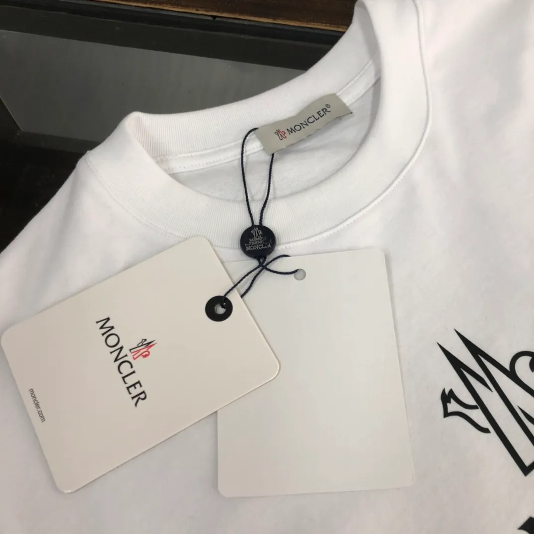 P160 Moncler 2025 new men's round neck short-sleeved couple's T-shirt, new spring and summer product, high quality 🔥🔥Fashionable and versatile, customized imported fabrics, comfortable to wear, breathable, fashionable without losing personality, the upper body is casual and casual, handsome and stylish, showing the temperament of a big brand. All three standards are complete! ! Color: black white gray Size: S-XL (loose fit)