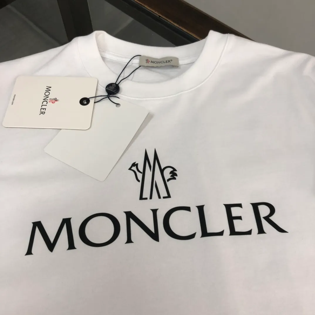 P160 Moncler 2025 new men's round neck short-sleeved couple's T-shirt, new spring and summer product, high quality 🔥🔥Fashionable and versatile, customized imported fabrics, comfortable to wear, breathable, fashionable without losing personality, the upper body is casual and casual, handsome and stylish, showing the temperament of a big brand. All three standards are complete! ! Color: black white gray Size: S-XL (loose fit)