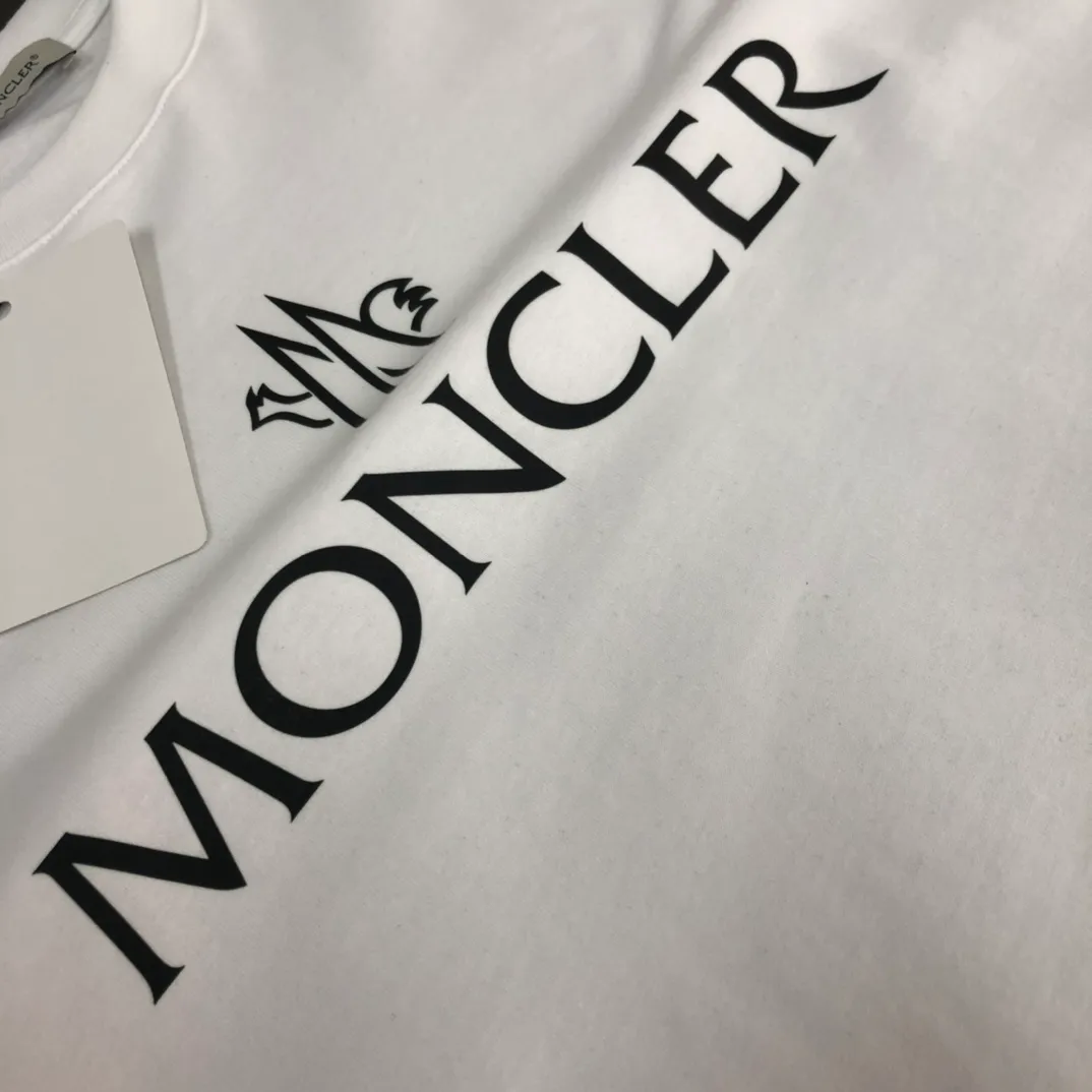 P160 Moncler 2025 new men's round neck short-sleeved couple's T-shirt, new spring and summer product, high quality 🔥🔥Fashionable and versatile, customized imported fabrics, comfortable to wear, breathable, fashionable without losing personality, the upper body is casual and casual, handsome and stylish, showing the temperament of a big brand. All three standards are complete! ! Color: black white gray Size: S-XL (loose fit)