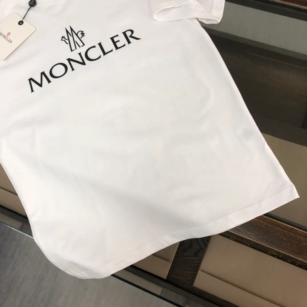 P160 Moncler 2025 new men's round neck short-sleeved couple's T-shirt, new spring and summer product, high quality 🔥🔥Fashionable and versatile, customized imported fabrics, comfortable to wear, breathable, fashionable without losing personality, the upper body is casual and casual, handsome and stylish, showing the temperament of a big brand. All three standards are complete! ! Color: black white gray Size: S-XL (loose fit)