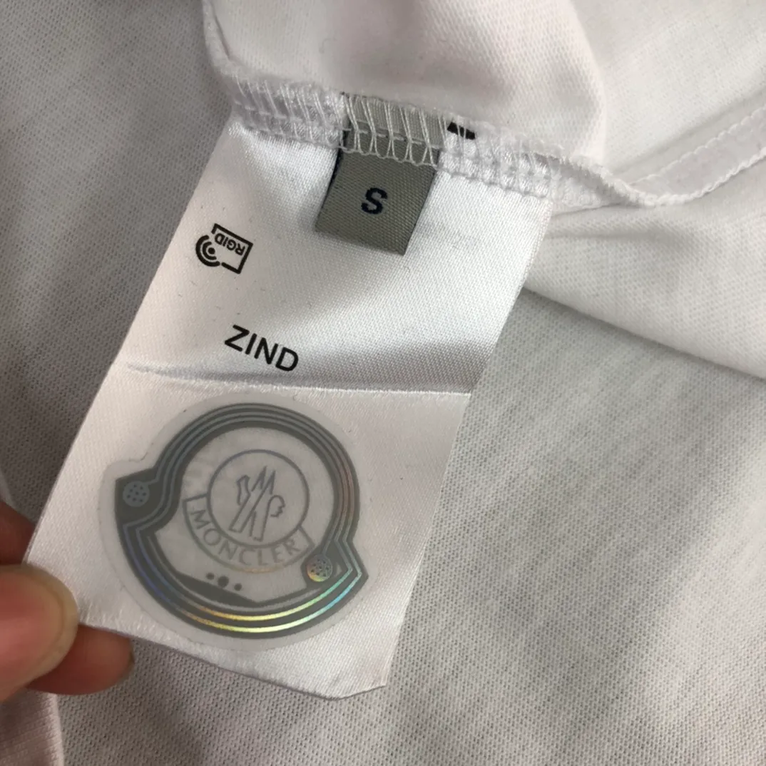 P160 Moncler 2025 new men's round neck short-sleeved couple's T-shirt, new spring and summer product, high quality 🔥🔥Fashionable and versatile, customized imported fabrics, comfortable to wear, breathable, fashionable without losing personality, the upper body is casual and casual, handsome and stylish, showing the temperament of a big brand. All three standards are complete! ! Color: black white gray Size: S-XL (loose fit)
