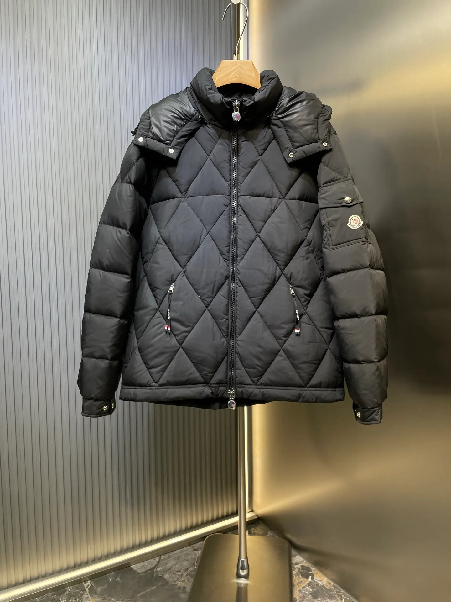 P960 moncler🌟 2025 autumn and winter new style. Original custom hardware accessories are all imported and original customization. Welcome to compare. Absolutely high quality. Use top 95 white duck down. Super soft. Filled with fluffy and full feathers. Super heavy work. Fabric workmanship. Perfect version. Note. Fabric is super comfortable. Exclusive model. Non-market product. Same size for men and women. Size: 12345