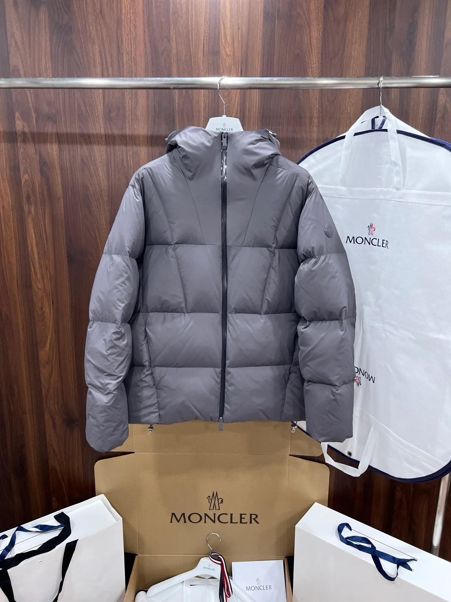 P880 exclusive top version moncler Fusain men's hooded short down jacket color black gray code number 12345
