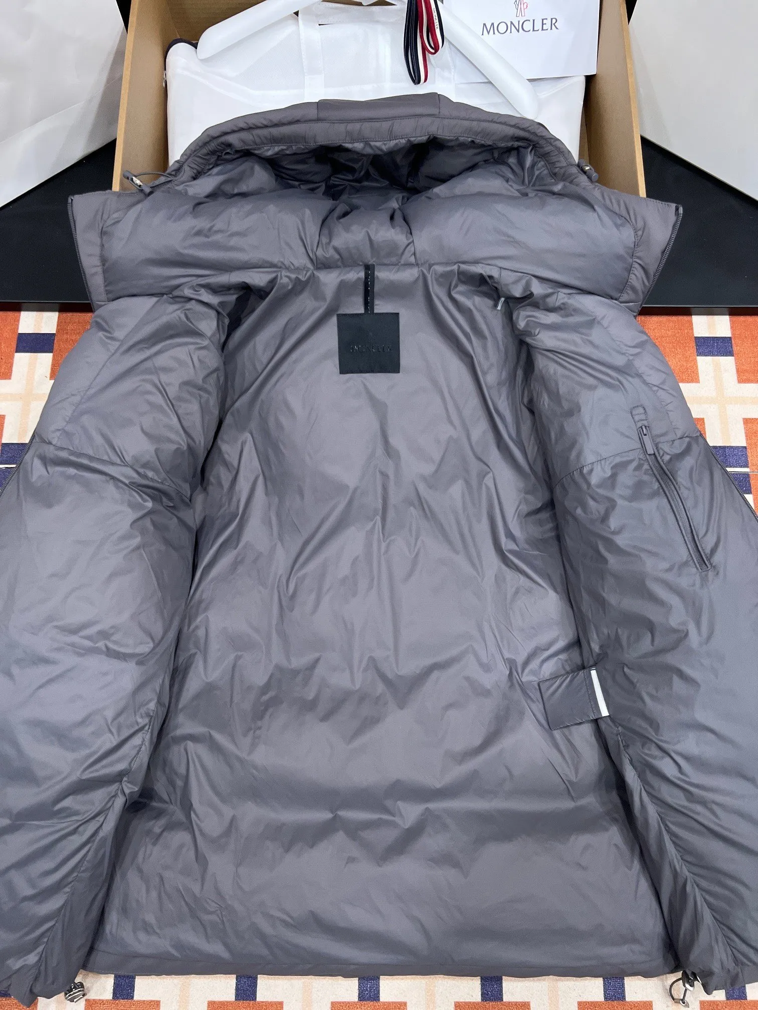 P880 exclusive top version moncler Fusain men's hooded short down jacket color black gray code number 12345