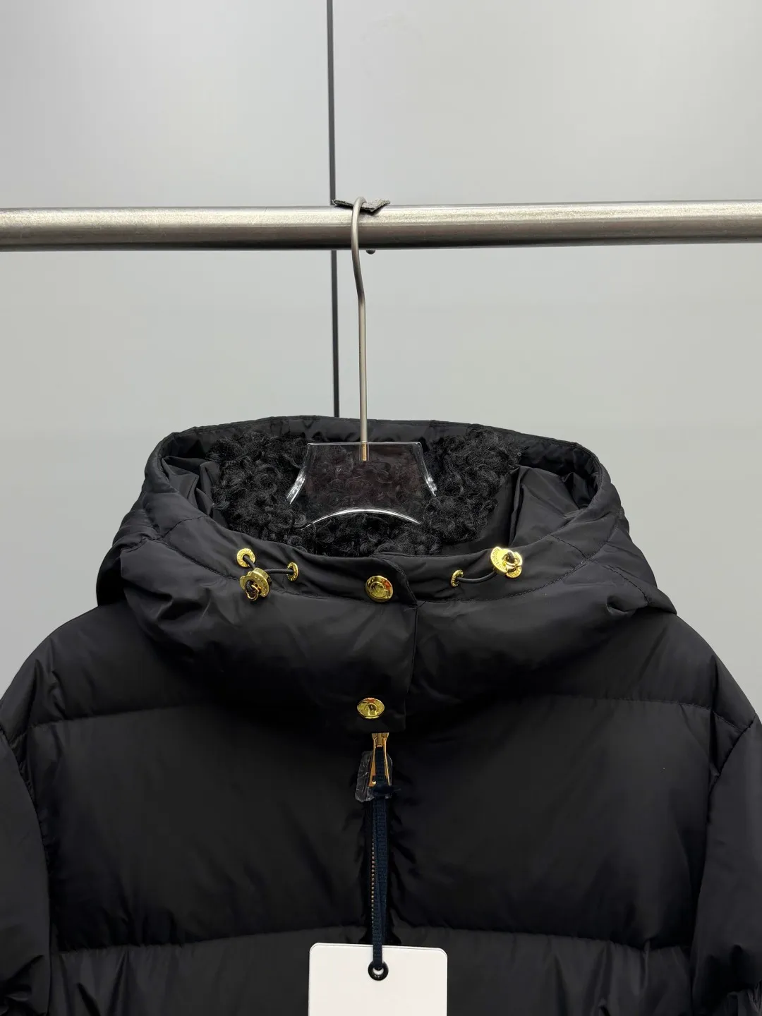 P1100 Moncler 2025 Briant Women's Hooded Mid-length Belt Slimming Down Jacket The "all-rounder" of the winter wardrobe. It is the king of "Practical Aesthetics" in the new season of Moncler ✨ The mid-length silhouette wraps the whole body in warmth, and the detachable hood can be adapted to changing scenes - it is buckled to provide winter armor to protect against wind and cold, and it is removed for a light and elegant urban style. The sheepskin wool splicing on the collar is the soul detail, and the soft velvet touch wraps around the neck gently; the adjustable belt on the waist accurately cuts out the slim waistline, breaking the bloated stereotype of down jackets, making slimming and keeping warm two-way. Milky white is a winter soft light filter, and black is a cool-toned high-end card. Briant uses one piece of clothing to contain all your expectations for winter! Color: Size: 0123