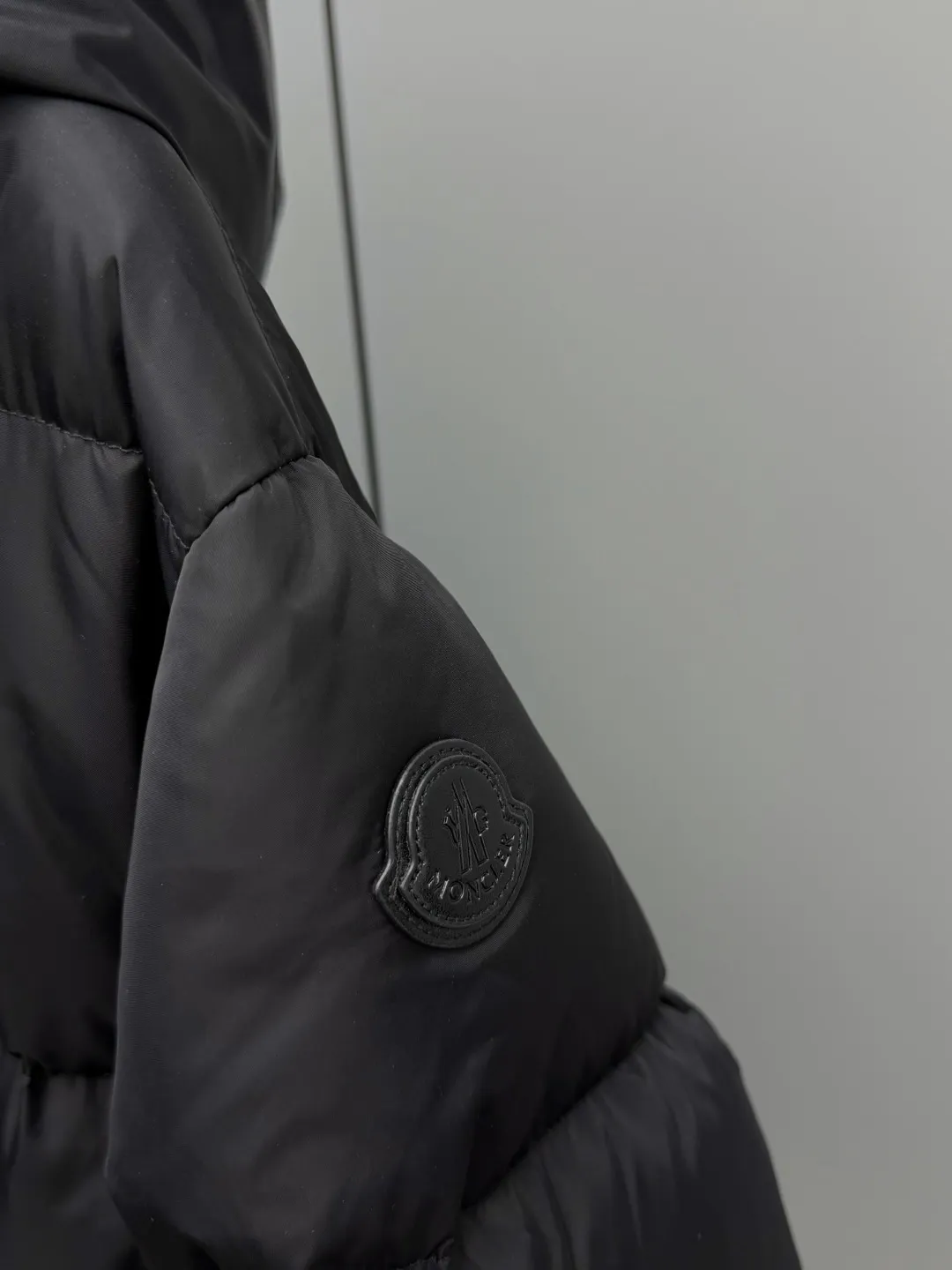 P1100 Moncler 2025 Briant Women's Hooded Mid-length Belt Slimming Down Jacket The "all-rounder" of the winter wardrobe. It is the king of "Practical Aesthetics" in the new season of Moncler ✨ The mid-length silhouette wraps the whole body in warmth, and the detachable hood can be adapted to changing scenes - it is buckled to provide winter armor to protect against wind and cold, and it is removed for a light and elegant urban style. The sheepskin wool splicing on the collar is the soul detail, and the soft velvet touch wraps around the neck gently; the adjustable belt on the waist accurately cuts out the slim waistline, breaking the bloated stereotype of down jackets, making slimming and keeping warm two-way. Milky white is a winter soft light filter, and black is a cool-toned high-end card. Briant uses one piece of clothing to contain all your expectations for winter! Color: Size: 0123