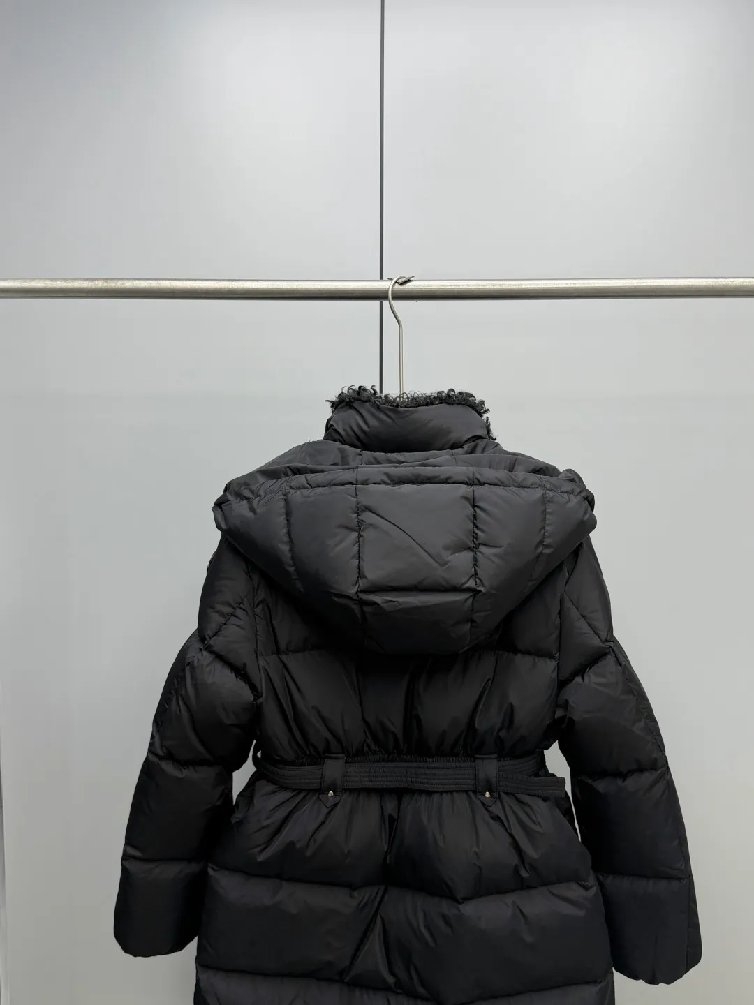 P1100 Moncler 2025 Briant Women's Hooded Mid-length Belt Slimming Down Jacket The "all-rounder" of the winter wardrobe. It is the king of "Practical Aesthetics" in the new season of Moncler ✨ The mid-length silhouette wraps the whole body in warmth, and the detachable hood can be adapted to changing scenes - it is buckled to provide winter armor to protect against wind and cold, and it is removed for a light and elegant urban style. The sheepskin wool splicing on the collar is the soul detail, and the soft velvet touch wraps around the neck gently; the adjustable belt on the waist accurately cuts out the slim waistline, breaking the bloated stereotype of down jackets, making slimming and keeping warm two-way. Milky white is a winter soft light filter, and black is a cool-toned high-end card. Briant uses one piece of clothing to contain all your expectations for winter! Color: Size: 0123