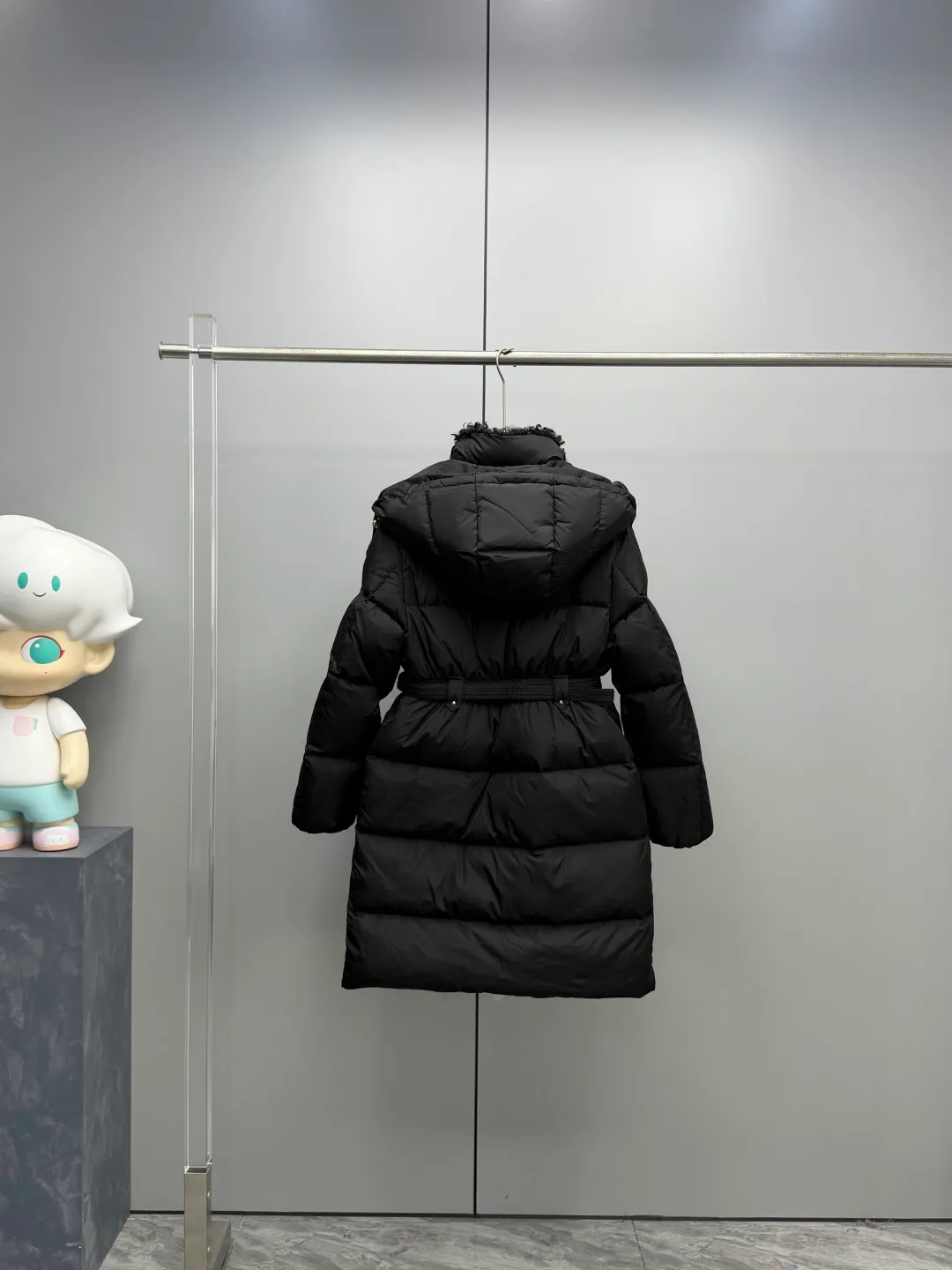 P1100 Moncler 2025 Briant Women's Hooded Mid-length Belt Slimming Down Jacket The "all-rounder" of the winter wardrobe. It is the king of "Practical Aesthetics" in the new season of Moncler ✨ The mid-length silhouette wraps the whole body in warmth, and the detachable hood can be adapted to changing scenes - it is buckled to provide winter armor to protect against wind and cold, and it is removed for a light and elegant urban style. The sheepskin wool splicing on the collar is the soul detail, and the soft velvet touch wraps around the neck gently; the adjustable belt on the waist accurately cuts out the slim waistline, breaking the bloated stereotype of down jackets, making slimming and keeping warm two-way. Milky white is a winter soft light filter, and black is a cool-toned high-end card. Briant uses one piece of clothing to contain all your expectations for winter! Color: Size: 0123