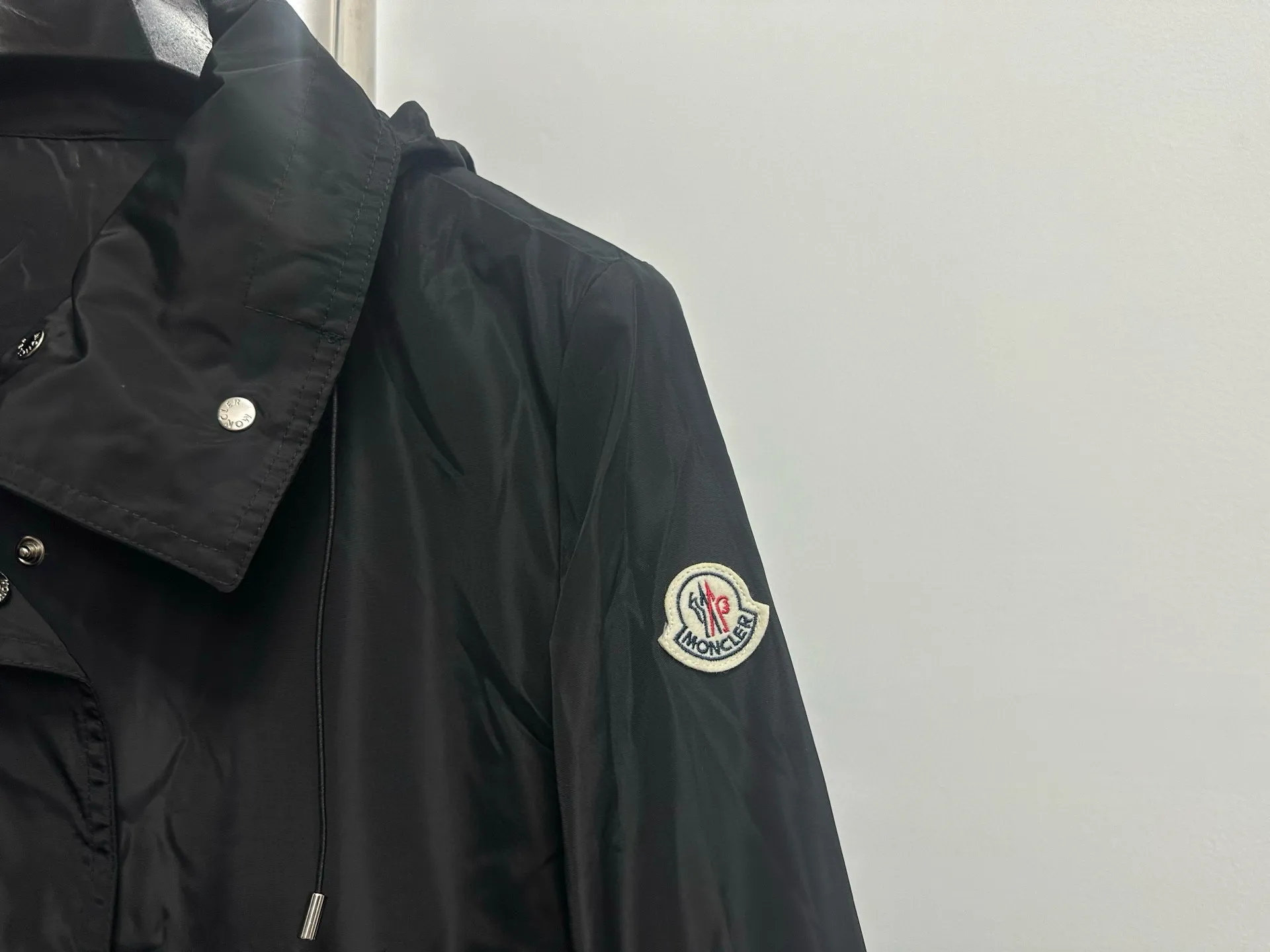 P520 【Moncler】Mongolian trench coat, real shot #New women's long hooded trench coat A long trench coat worthy of you! For those who like casual and established dressing styles, classic models are always the best choice. They do not have too many exaggerated designs and are attractive with a completely practical and simple style. Consumers who want a clean and simple casual style should not miss it!!! Who wears the better-looking trench coat? Color: Black Navy Size: 0-1-2