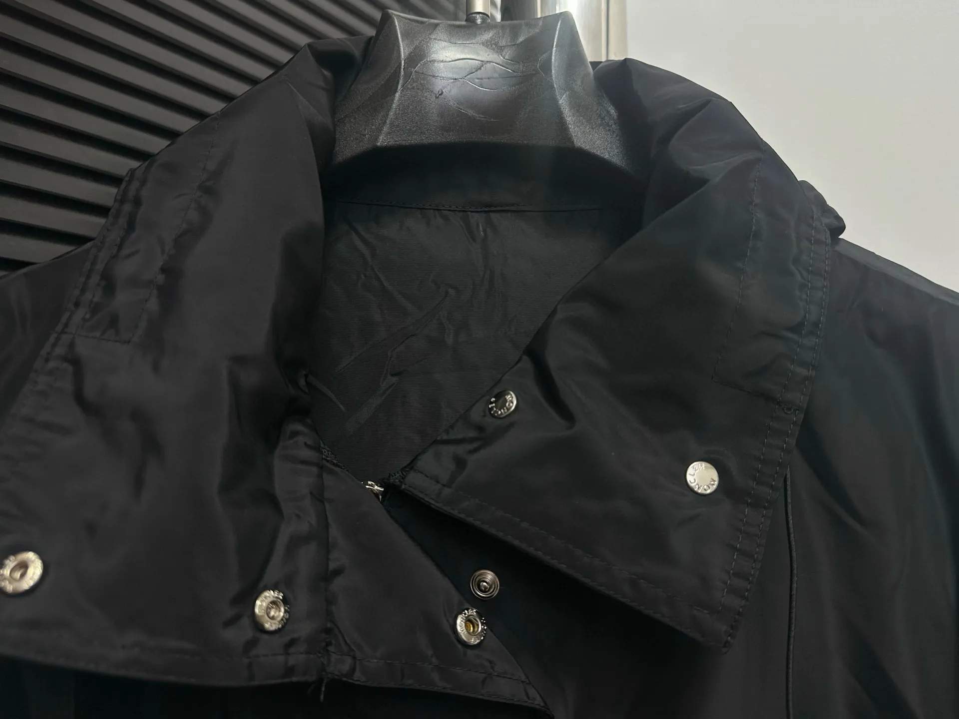 P520 【Moncler】Mongolian trench coat, real shot #New women's long hooded trench coat A long trench coat worthy of you! For those who like casual and established dressing styles, classic models are always the best choice. They do not have too many exaggerated designs and are attractive with a completely practical and simple style. Consumers who want a clean and simple casual style should not miss it!!! Who wears the better-looking trench coat? Color: Black Navy Size: 0-1-2