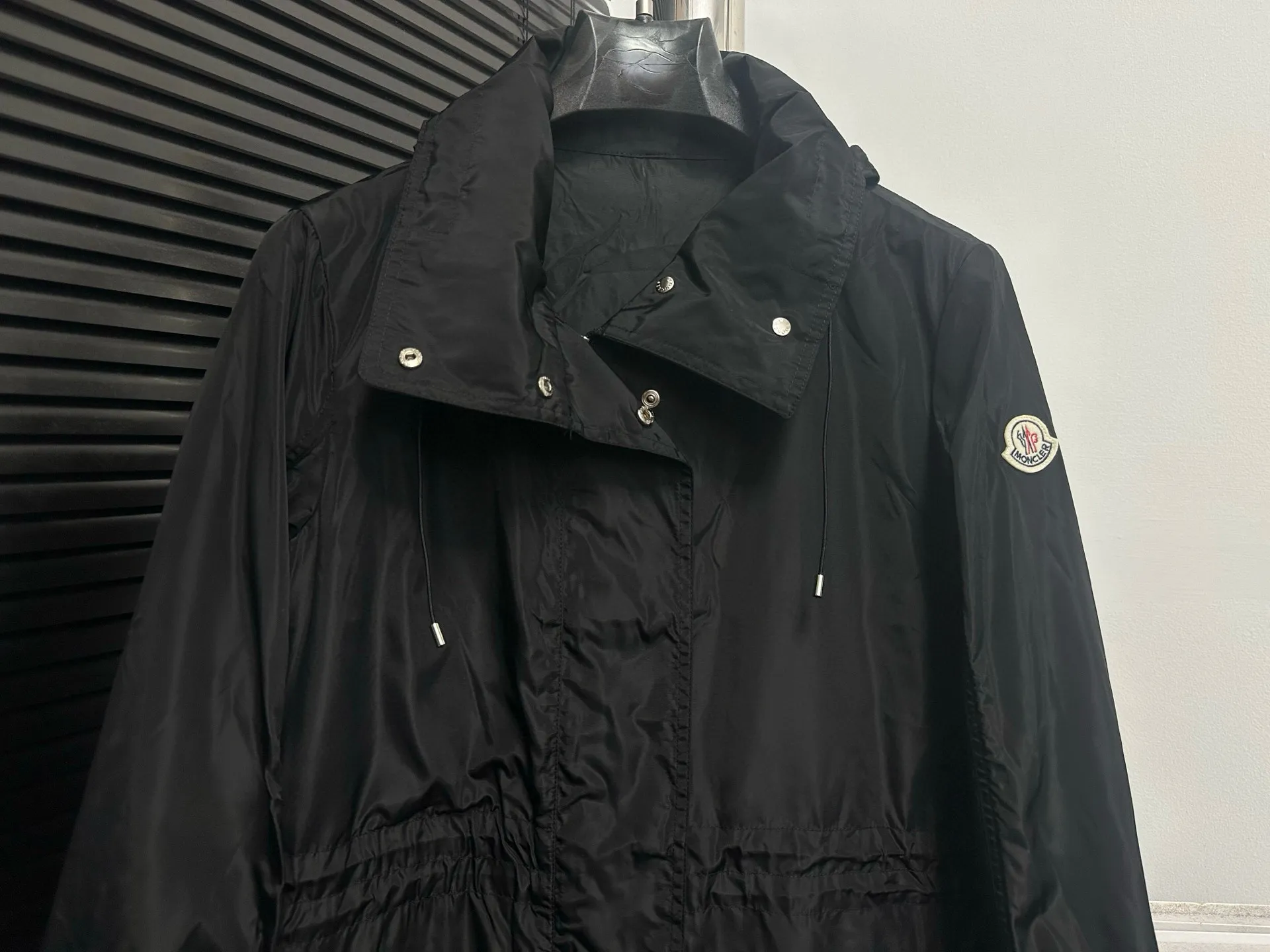 P520 【Moncler】Mongolian trench coat, real shot #New women's long hooded trench coat A long trench coat worthy of you! For those who like casual and established dressing styles, classic models are always the best choice. They do not have too many exaggerated designs and are attractive with a completely practical and simple style. Consumers who want a clean and simple casual style should not miss it!!! Who wears the better-looking trench coat? Color: Black Navy Size: 0-1-2