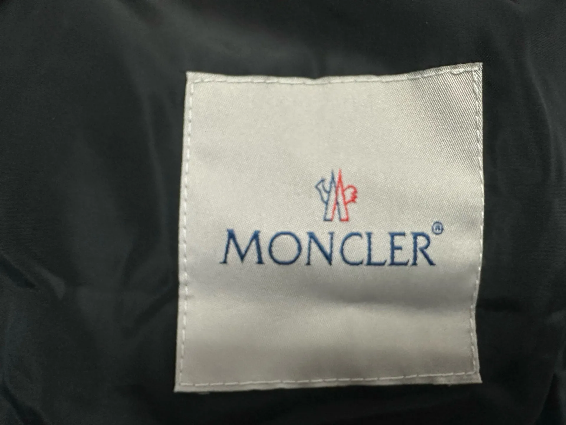 P520 【Moncler】Mongolian trench coat, real shot #New women's long hooded trench coat A long trench coat worthy of you! For those who like casual and established dressing styles, classic models are always the best choice. They do not have too many exaggerated designs and are attractive with a completely practical and simple style. Consumers who want a clean and simple casual style should not miss it!!! Who wears the better-looking trench coat? Color: Black Navy Size: 0-1-2