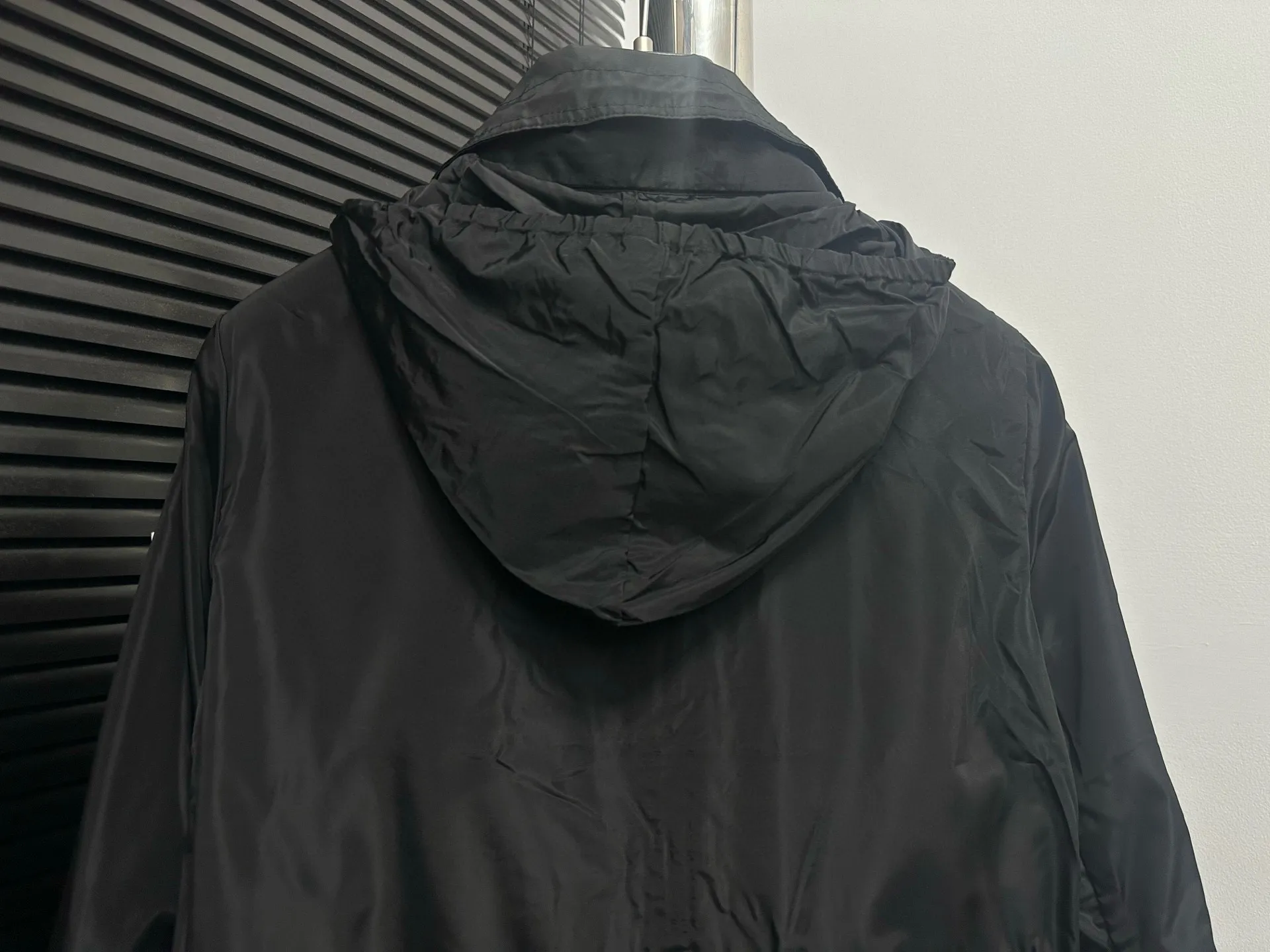 P520 【Moncler】Mongolian trench coat, real shot #New women's long hooded trench coat A long trench coat worthy of you! For those who like casual and established dressing styles, classic models are always the best choice. They do not have too many exaggerated designs and are attractive with a completely practical and simple style. Consumers who want a clean and simple casual style should not miss it!!! Who wears the better-looking trench coat? Color: Black Navy Size: 0-1-2