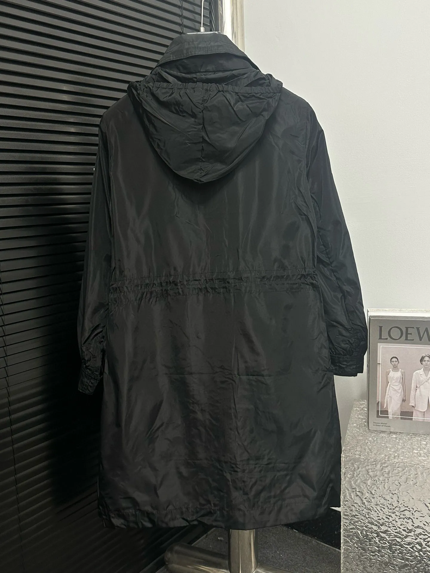 P520 【Moncler】Mongolian trench coat, real shot #New women's long hooded trench coat A long trench coat worthy of you! For those who like casual and established dressing styles, classic models are always the best choice. They do not have too many exaggerated designs and are attractive with a completely practical and simple style. Consumers who want a clean and simple casual style should not miss it!!! Who wears the better-looking trench coat? Color: Black Navy Size: 0-1-2