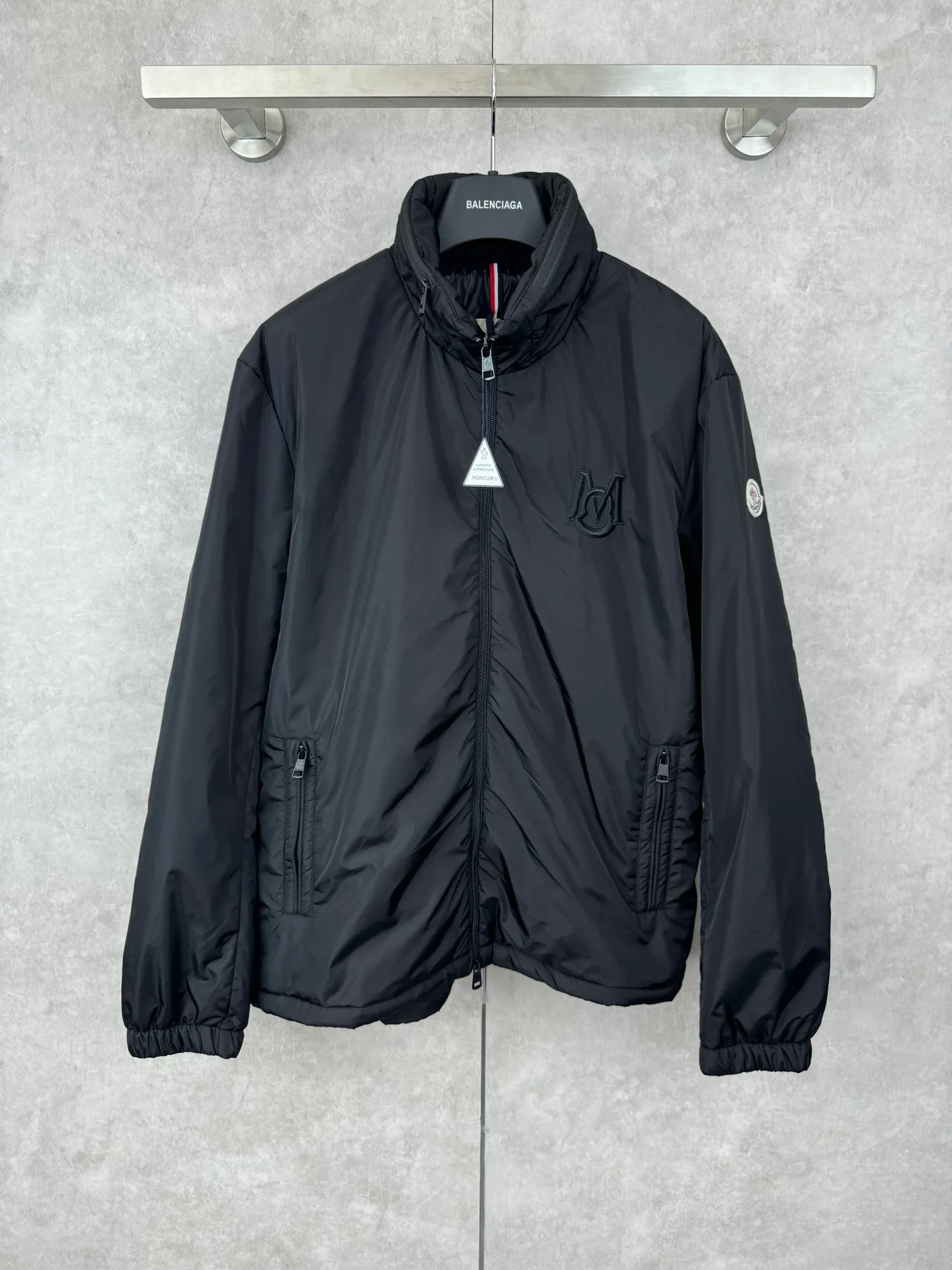 P640 Moncler 25SS new cotton jacket SIZE 1/2/3/4 This Ouge jacket combines streamlined beauty and practical function, and is made of nylon fabric. This functional fabric has a silky feel. It offers protection when you need it while offering a sleek silhouette with a removable pull-out hood. It is embellished with the same color monogram details, the sleeves are decorated with Meng family armbands, zipper closure, zipper pockets, and the elasticity of the hem is adjustable. It is both warm and handsome. It is a must-have item for autumn. It is suitable for both men and women. Highly recommended! Color: black white