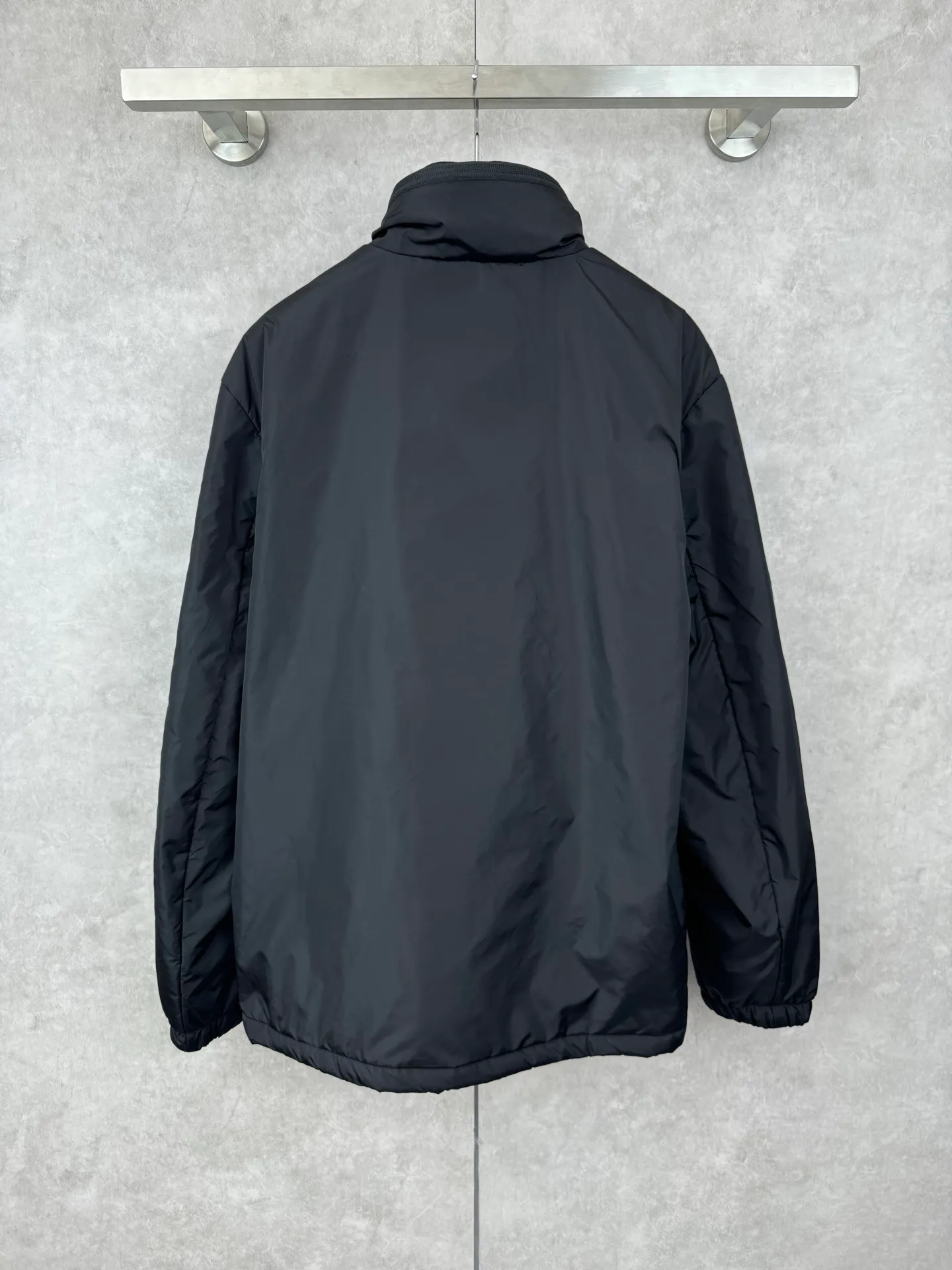 P640 Moncler 25SS new cotton jacket SIZE 1/2/3/4 This Ouge jacket combines streamlined beauty and practical function, and is made of nylon fabric. This functional fabric has a silky feel. It offers protection when you need it while offering a sleek silhouette with a removable pull-out hood. It is embellished with the same color monogram details, the sleeves are decorated with Meng family armbands, zipper closure, zipper pockets, and the elasticity of the hem is adjustable. It is both warm and handsome. It is a must-have item for autumn. It is suitable for both men and women. Highly recommended! Color: black white